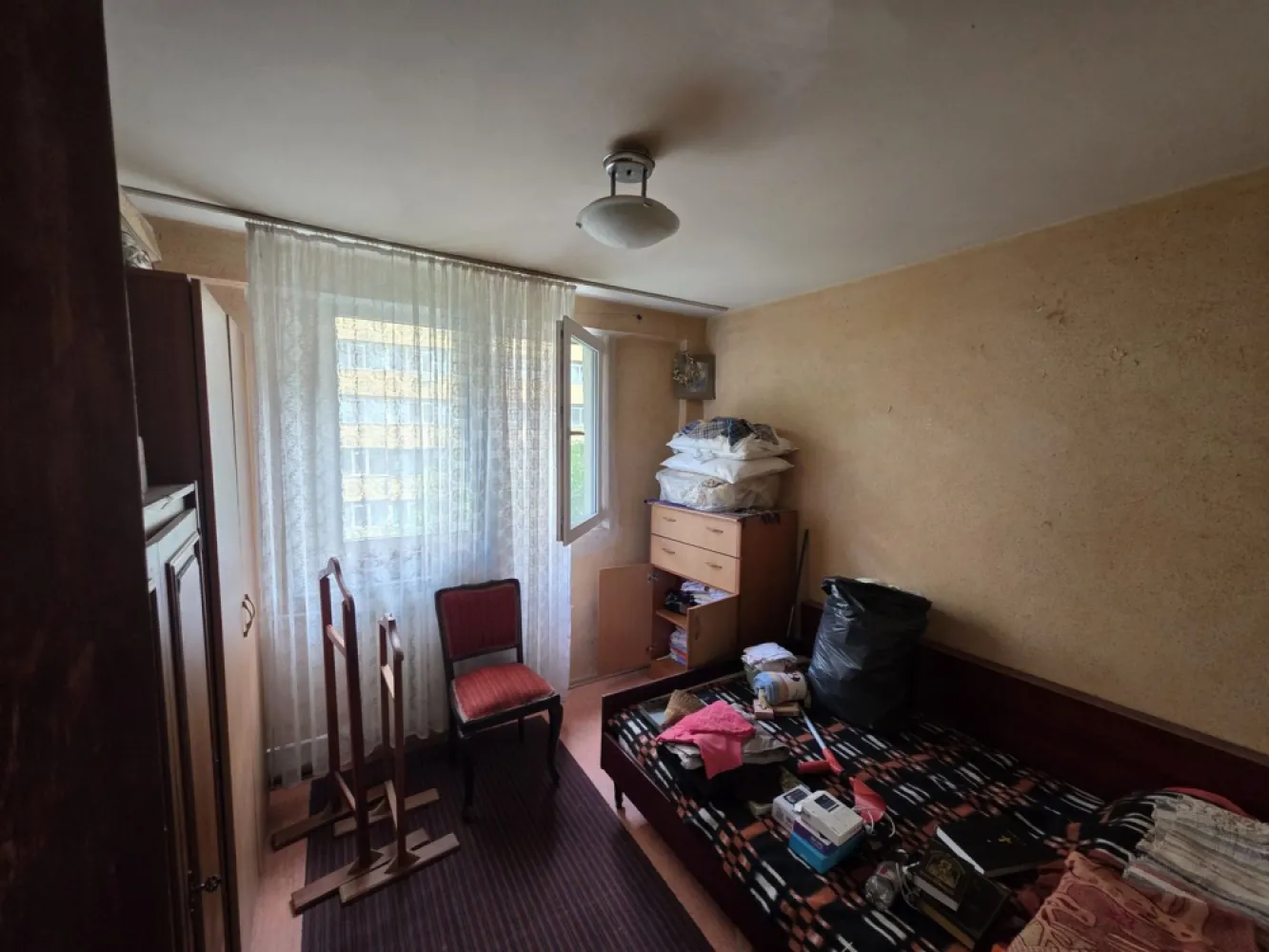 Doamna Ghica- Scoala - K-Imobiliare va propune spre vanzare un apartament decomandat, nerenovat, la etajul 5 in bloc raebilitat, cu balcon, acte la zi, vecini linistiti si civilizati, se accepta credit. Apartamentul este la doua minute de mers pe jos de Scoala Grigorie Ghica Voievod, Parcul Plumbuita si la 5 minute de Faculttea de Constructii si parcul Tei.