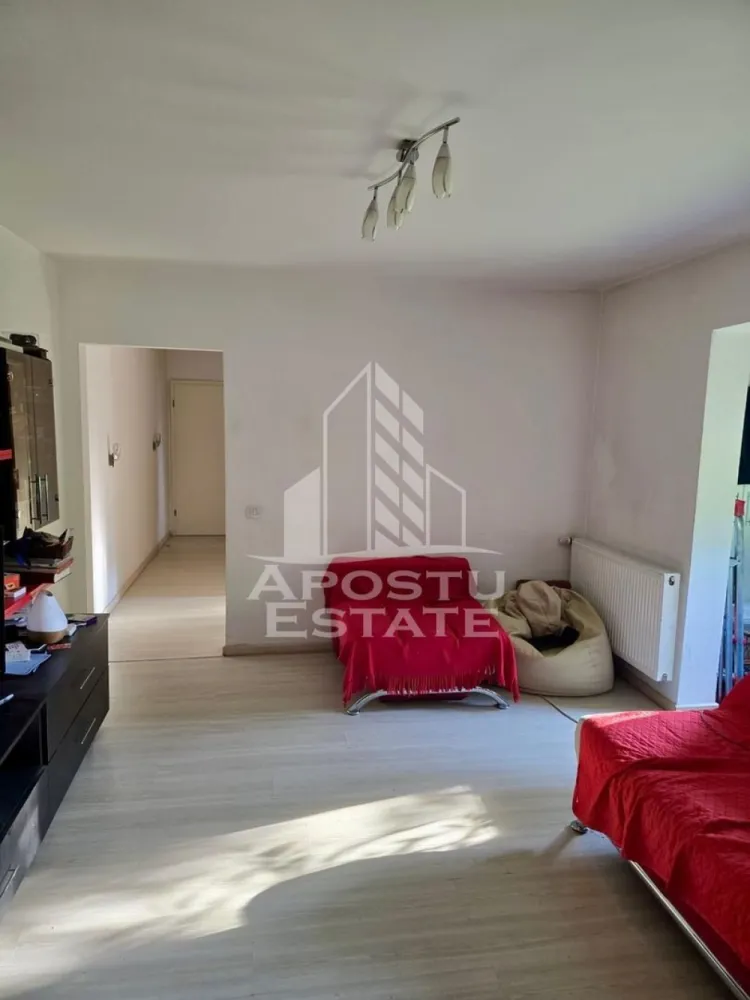 Apartament 3 camere de vanzare, zona Circumvalatiunii, Timisoara - Agentia imobiliara APOSTU ESTATE va propune spre vanzare un apartament cu 3 camere, semidecomandat, parter inalt/4, situat in zona Gheorghe Lazar/Circumvalatiunii din Timisoara, judetul Timis.
Apartamentul este amplasat la parterul unui imobil si are o suprafata utila de aproximativ 65mp plus balcon inchis.
Confortul termic se realizeaza prin intermediul centralei proprii pe gaz cu sistem de incalzire prin calorifere.
Usa de acces este metalica si ferestrele sunt din tamplarie PVC cu geamuri termopan.
Compartimentare:
- hol acces
- bucatarie
- living cu iesire spre balcon inchis
-hol de trecere
-camera
-camera
- baie cu cada si geam de aerisire
 Imbunatatiri aduse de catre proprietar: sapa izolatoare pe tot apartamentul,cu burete exudat de densitate mare,de 3cm, cu armatura,pentru o buna izolare termica,sub parchetul laminat de trafic intens este o pasla groasa de 05mm,pentru confort termic sporit,gresie,faianta de calitate superioara,centrala termica proprie cu instalatie de cupru, ferestre din tamplarie pvc cu geam termopan si plasa de insecte detasabila,cu rulouri esslinger la toate geamurile,instalatie electrica schimbata GEWISS din cupru(pe tubulatura metelica antiincendiu),toate usile interioare schimbate,usa de sticla securizata care desparte bucataria de sufragerie pentru lumina naturala intensa, usa metalica foarte securizata la intrare cu inchidere in 3 puncte(foaia de usa este plina,blindata si are 105kg).
Proprietatea se vinde partial mobilata si este o varianta ideala pentru familii, cuplu sau investitie.
Vecinatati: Scoala generala nr.19 la 11 min de mers pe jos, gradinita la 2 min de mers pe jos, magazine,banci,farmacii la 5 min de mers pe jos, Pepco, Gym One 5 la 12 min de mers pe jos, Piata 700 la 17 min de mers pe jos, Piata Unirii la 19 min de mers pe jos.

Agentia imobiliara Apostu Estate va ofera consultanta bancara gratuita prin intermediul colaboratorilor nostri pentru alegerea celui mai potrivit tip de credit, astfel incat tu sa devi noul proprietar al acestui apartament.
Va asteptam cu drag la o vizionare!
Id Intern: CP3150039
