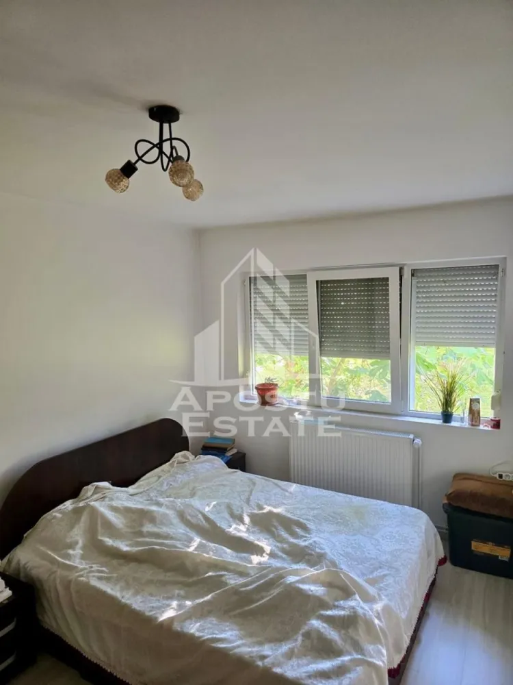 Apartament 3 camere de vanzare, zona Circumvalatiunii, Timisoara - Agentia imobiliara APOSTU ESTATE va propune spre vanzare un apartament cu 3 camere, semidecomandat, parter inalt/4, situat in zona Gheorghe Lazar/Circumvalatiunii din Timisoara, judetul Timis.
Apartamentul este amplasat la parterul unui imobil si are o suprafata utila de aproximativ 65mp plus balcon inchis.
Confortul termic se realizeaza prin intermediul centralei proprii pe gaz cu sistem de incalzire prin calorifere.
Usa de acces este metalica si ferestrele sunt din tamplarie PVC cu geamuri termopan.
Compartimentare:
- hol acces
- bucatarie
- living cu iesire spre balcon inchis
-hol de trecere
-camera
-camera
- baie cu cada si geam de aerisire
 Imbunatatiri aduse de catre proprietar: sapa izolatoare pe tot apartamentul,cu burete exudat de densitate mare,de 3cm, cu armatura,pentru o buna izolare termica,sub parchetul laminat de trafic intens este o pasla groasa de 05mm,pentru confort termic sporit,gresie,faianta de calitate superioara,centrala termica proprie cu instalatie de cupru, ferestre din tamplarie pvc cu geam termopan si plasa de insecte detasabila,cu rulouri esslinger la toate geamurile,instalatie electrica schimbata GEWISS din cupru(pe tubulatura metelica antiincendiu),toate usile interioare schimbate,usa de sticla securizata care desparte bucataria de sufragerie pentru lumina naturala intensa, usa metalica foarte securizata la intrare cu inchidere in 3 puncte(foaia de usa este plina,blindata si are 105kg).
Proprietatea se vinde partial mobilata si este o varianta ideala pentru familii, cuplu sau investitie.
Vecinatati: Scoala generala nr.19 la 11 min de mers pe jos, gradinita la 2 min de mers pe jos, magazine,banci,farmacii la 5 min de mers pe jos, Pepco, Gym One 5 la 12 min de mers pe jos, Piata 700 la 17 min de mers pe jos, Piata Unirii la 19 min de mers pe jos.

Agentia imobiliara Apostu Estate va ofera consultanta bancara gratuita prin intermediul colaboratorilor nostri pentru alegerea celui mai potrivit tip de credit, astfel incat tu sa devi noul proprietar al acestui apartament.
Va asteptam cu drag la o vizionare!
Id Intern: CP3150039
