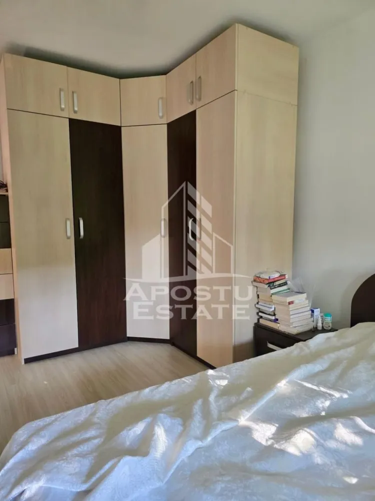 Apartament 3 camere de vanzare, zona Circumvalatiunii, Timisoara - Agentia imobiliara APOSTU ESTATE va propune spre vanzare un apartament cu 3 camere, semidecomandat, parter inalt/4, situat in zona Gheorghe Lazar/Circumvalatiunii din Timisoara, judetul Timis.
Apartamentul este amplasat la parterul unui imobil si are o suprafata utila de aproximativ 65mp plus balcon inchis.
Confortul termic se realizeaza prin intermediul centralei proprii pe gaz cu sistem de incalzire prin calorifere.
Usa de acces este metalica si ferestrele sunt din tamplarie PVC cu geamuri termopan.
Compartimentare:
- hol acces
- bucatarie
- living cu iesire spre balcon inchis
-hol de trecere
-camera
-camera
- baie cu cada si geam de aerisire
 Imbunatatiri aduse de catre proprietar: sapa izolatoare pe tot apartamentul,cu burete exudat de densitate mare,de 3cm, cu armatura,pentru o buna izolare termica,sub parchetul laminat de trafic intens este o pasla groasa de 05mm,pentru confort termic sporit,gresie,faianta de calitate superioara,centrala termica proprie cu instalatie de cupru, ferestre din tamplarie pvc cu geam termopan si plasa de insecte detasabila,cu rulouri esslinger la toate geamurile,instalatie electrica schimbata GEWISS din cupru(pe tubulatura metelica antiincendiu),toate usile interioare schimbate,usa de sticla securizata care desparte bucataria de sufragerie pentru lumina naturala intensa, usa metalica foarte securizata la intrare cu inchidere in 3 puncte(foaia de usa este plina,blindata si are 105kg).
Proprietatea se vinde partial mobilata si este o varianta ideala pentru familii, cuplu sau investitie.
Vecinatati: Scoala generala nr.19 la 11 min de mers pe jos, gradinita la 2 min de mers pe jos, magazine,banci,farmacii la 5 min de mers pe jos, Pepco, Gym One 5 la 12 min de mers pe jos, Piata 700 la 17 min de mers pe jos, Piata Unirii la 19 min de mers pe jos.

Agentia imobiliara Apostu Estate va ofera consultanta bancara gratuita prin intermediul colaboratorilor nostri pentru alegerea celui mai potrivit tip de credit, astfel incat tu sa devi noul proprietar al acestui apartament.
Va asteptam cu drag la o vizionare!
Id Intern: CP3150039