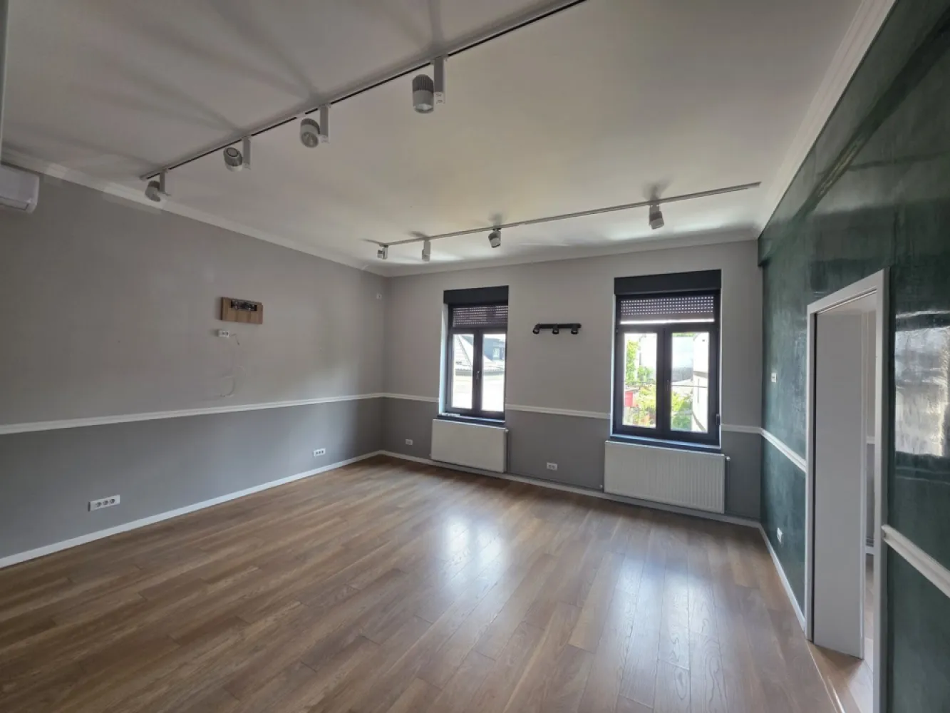 Piata Romana -ASE - K-Imobiliare va ofera spre inchiriere un apartament in vila reconsolidata si renovata, zona Romana-ASE-Caderea Bastiliei, pretabil birou, locuinta, cu contorizare separata, liber, disponibil imediat. Are centrala proprie, bucatarie utilata si este singur pe nivel.