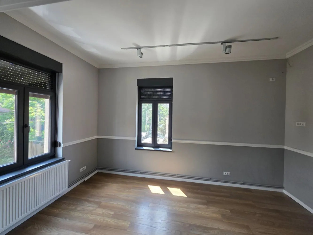Piata Romana -ASE - K-Imobiliare va ofera spre inchiriere un apartament in vila reconsolidata si renovata, zona Romana-ASE-Caderea Bastiliei, pretabil birou, locuinta, cu contorizare separata, liber, disponibil imediat. Are centrala proprie, bucatarie utilata si este singur pe nivel.