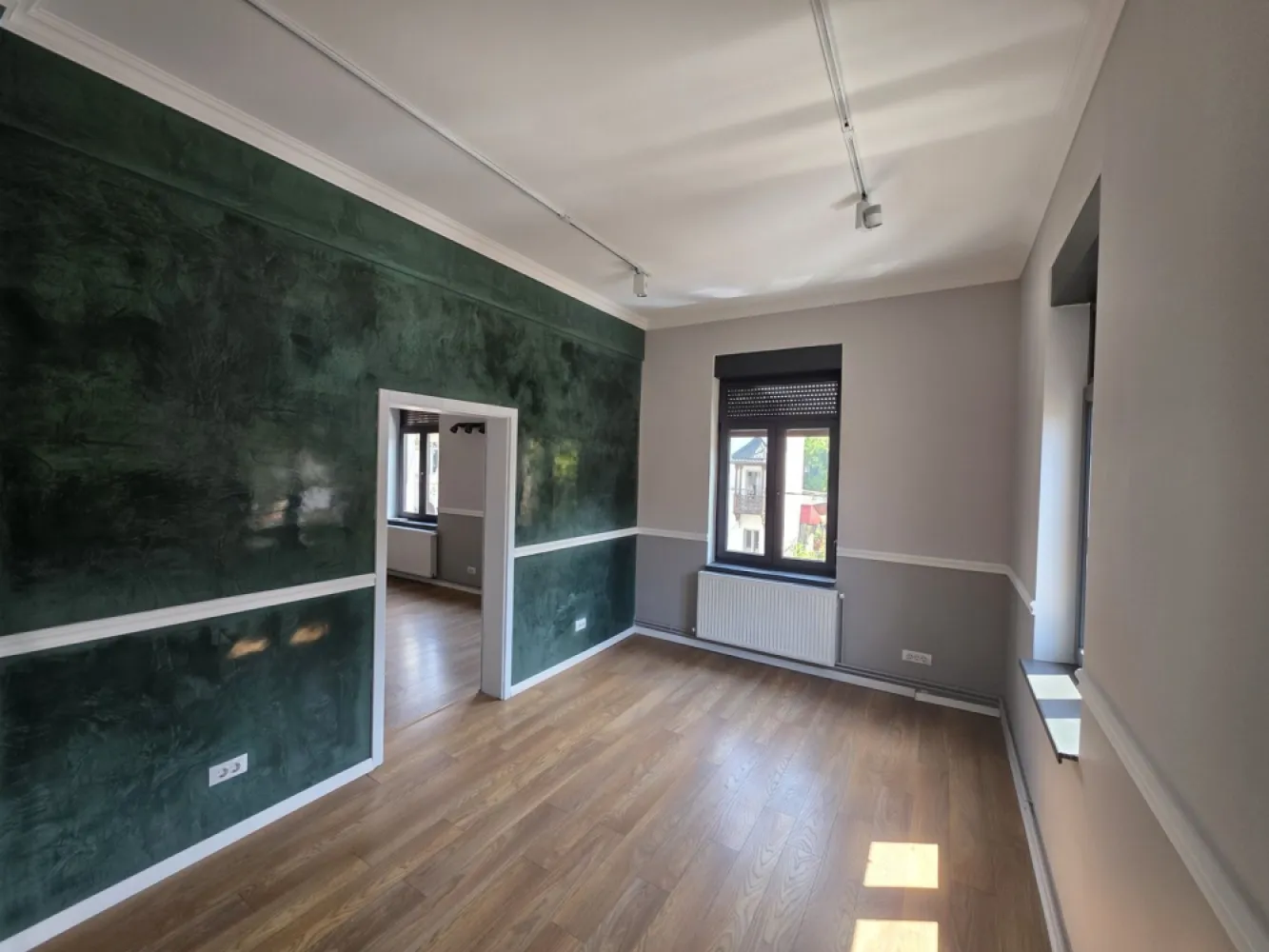 Piata Romana -ASE - K-Imobiliare va ofera spre inchiriere un apartament in vila reconsolidata si renovata, zona Romana-ASE-Caderea Bastiliei, pretabil birou, locuinta, cu contorizare separata, liber, disponibil imediat. Are centrala proprie, bucatarie utilata si este singur pe nivel.
