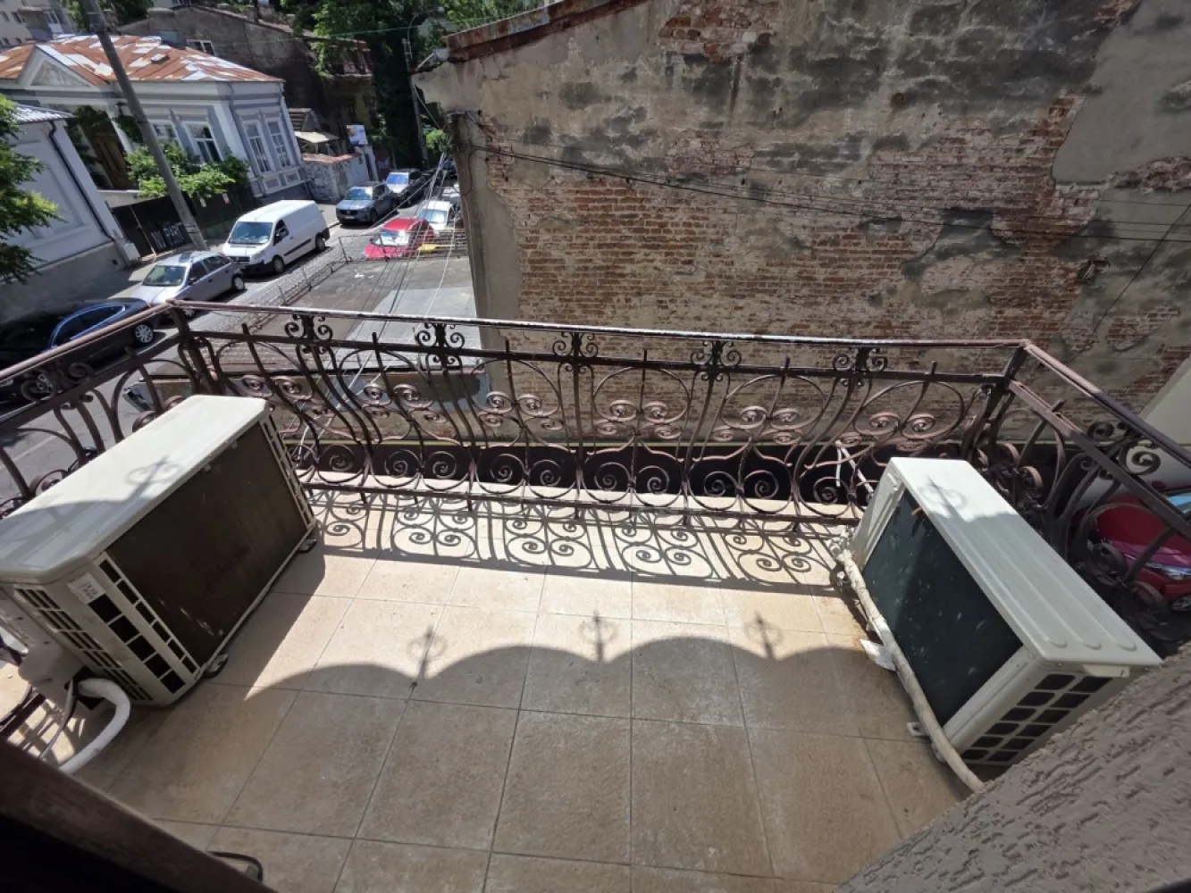 Piata Romana -ASE - K-Imobiliare va ofera spre inchiriere un apartament in vila reconsolidata si renovata, zona Romana-ASE-Caderea Bastiliei, pretabil birou, locuinta, cu contorizare separata, liber, disponibil imediat. Are centrala proprie, bucatarie utilata si este singur pe nivel.