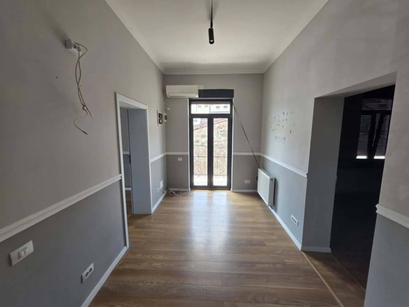 Piata Romana -ASE - K-Imobiliare va ofera spre inchiriere un apartament in vila reconsolidata si renovata, zona Romana-ASE-Caderea Bastiliei, pretabil birou, locuinta, cu contorizare separata, liber, disponibil imediat. Are centrala proprie, bucatarie utilata si este singur pe nivel.