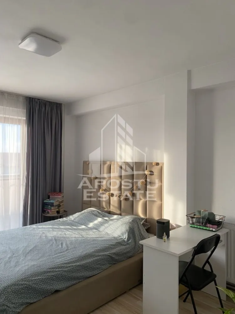 Apartamnet 2 camere , de închiriat , Zona Soarelui - Timișoara - APOSTU ESTATE vă propune spre închiriere un apartament spațios și elegant, cu 2camere, situat într-o zonă liniștită și bine conectată din Soarelui , ideal pentru familii sau persoane care doresc un spațiu generos și confortabil.

Suprafață utilă: 55mp
Compartimentare eficientă:

Hol de acces generos

Bucătărie complet mobilată și utilată, cu loc de luat masa

Living luminos și spațios cu canapea extensibila 

Dormitor matrimonial cu pat mare 

Baie principală cu duș modern și geam pentru ventilație naturală

Balocon mare de 15 m 

Confort și facilități:

Centrală termică proprie pe gaz

Aer condiționat 

Lift 

Apartamentul este complet mobilat și utilat

Localizare: ZonaSoarelui – liniște, acces facil spre oraș, în apropiere de magazine, școli și mijloace de transport în comun.

Ideal pentru:
Familii

Cupluri

Profesioniști care lucrează remote sau au nevoie de birou acasă

Prețul :460 e 
Programează o vizionare
 CP2772500