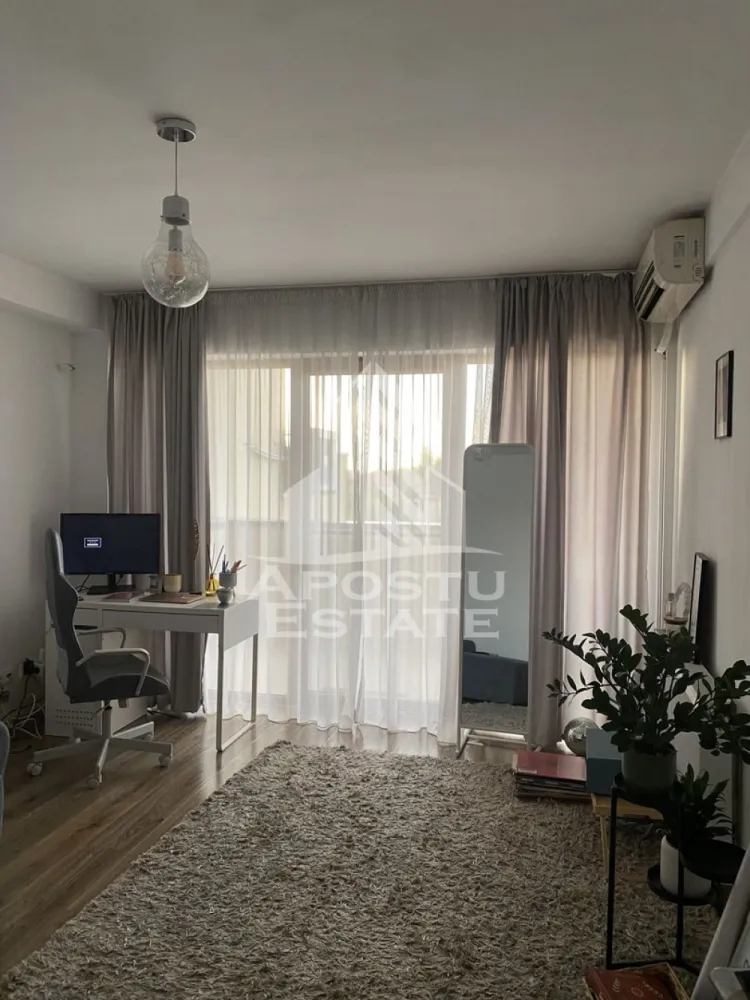 Apartamnet 2 camere , de închiriat , Zona Soarelui - Timișoara - APOSTU ESTATE vă propune spre închiriere un apartament spațios și elegant, cu 2camere, situat într-o zonă liniștită și bine conectată din Soarelui , ideal pentru familii sau persoane care doresc un spațiu generos și confortabil.

Suprafață utilă: 55mp
Compartimentare eficientă:

Hol de acces generos

Bucătărie complet mobilată și utilată, cu loc de luat masa

Living luminos și spațios cu canapea extensibila 

Dormitor matrimonial cu pat mare 

Baie principală cu duș modern și geam pentru ventilație naturală

Balocon mare de 15 m 

Confort și facilități:

Centrală termică proprie pe gaz

Aer condiționat 

Lift 

Apartamentul este complet mobilat și utilat

Localizare: ZonaSoarelui – liniște, acces facil spre oraș, în apropiere de magazine, școli și mijloace de transport în comun.

Ideal pentru:
Familii

Cupluri

Profesioniști care lucrează remote sau au nevoie de birou acasă

Prețul :460 e 
Programează o vizionare
 CP2772500