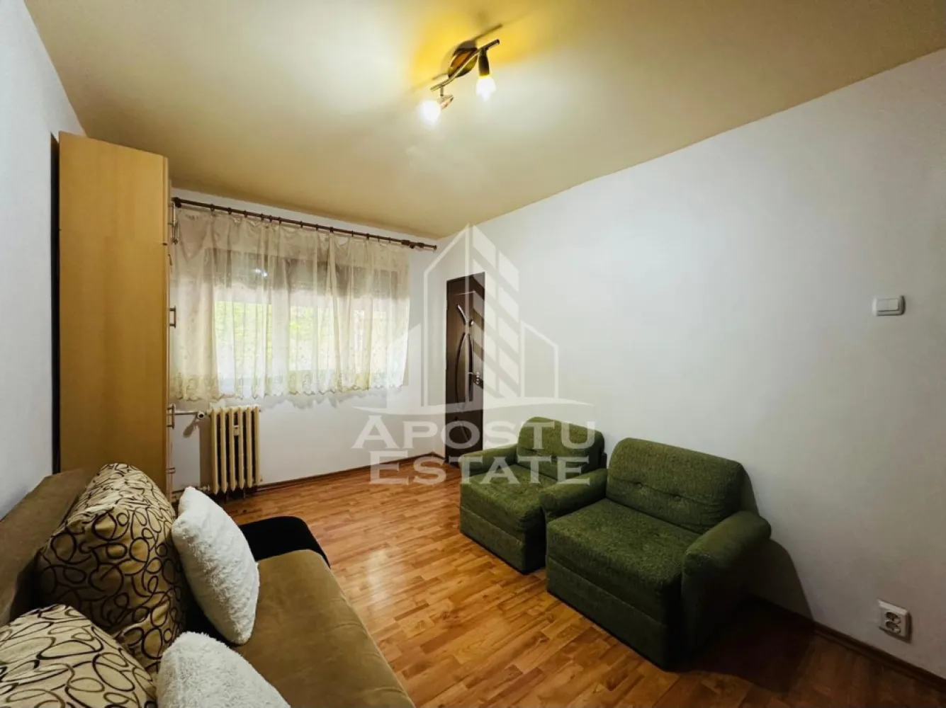 Apartament 1 camera zona Micalaca - APOSTU ESTATE va propune spre inchiriere apartament cu 1 camera in zona Micalaca, situat la parter, ideal pentru o persoana.

Locuinta este complet utilata si dispune de TV, aragaz, frigider, masina de spalat rufe, cablu TV si internet, oferind tot confortul necesar pentru o sedere placuta. Apartamentul este potrivit pentru o persoana care isi doreste un spatiu practic, accesibil si usor de intretinut.

Perioada minima de inchiriere este de 6 luni. 
Nu se accepta animale de companie.

Pentru mai multe detalii sau pentru programarea unei vizionari, echipa Apostu Estate va sta cu profesionalism si promptitudine la dispozitie dumneavoastra.
CP3150622