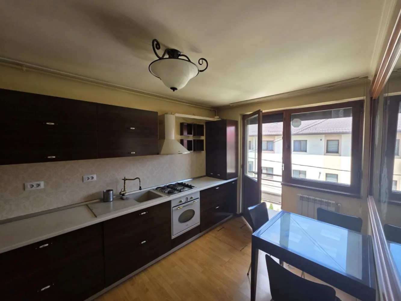 Popesti-Leordeni Drumul Fermei - K-Imobiliare va propune un apartament in bloc nou la etajul 2 din 2 plus pod, pe Drumul Fermei, mobilat, utilat, cu doua grupuri sanitare si doua locuri de parcare. Apartamentul este liber si disponibil imediat. Aproape de strada principala, cu market imediat langa, alee privata, locuri de parcare nominale in curte inchisa si acces securizat. Foarte aproape de scoala Prof. Ghe. Costaforu.