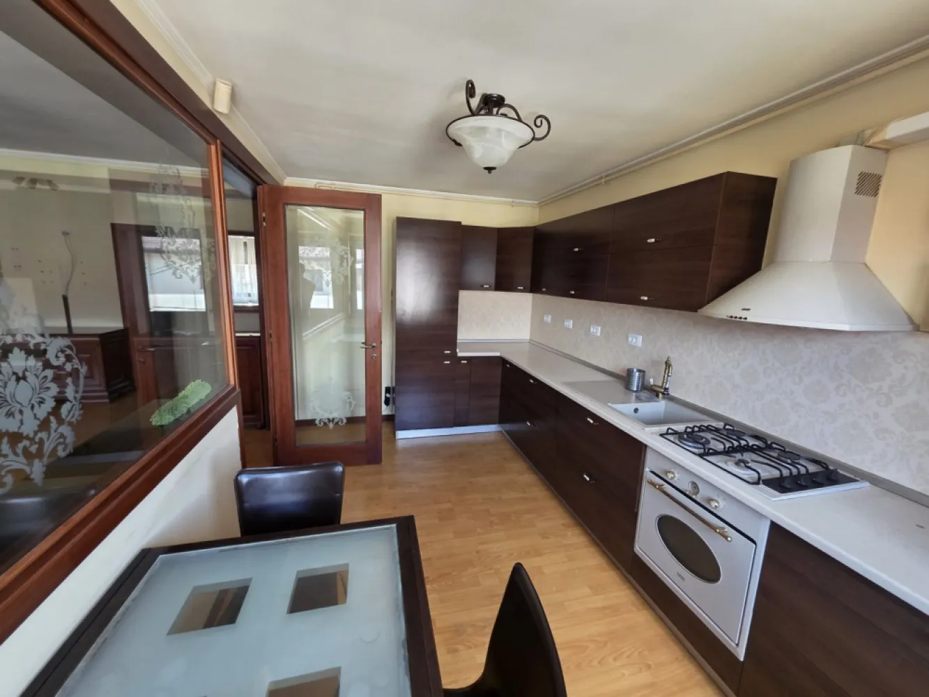 Popesti-Leordeni Drumul Fermei - K-Imobiliare va propune un apartament in bloc nou la etajul 2 din 2 plus pod, pe Drumul Fermei, mobilat, utilat, cu doua grupuri sanitare si doua locuri de parcare. Apartamentul este liber si disponibil imediat. Aproape de strada principala, cu market imediat langa, alee privata, locuri de parcare nominale in curte inchisa si acces securizat. Foarte aproape de scoala Prof. Ghe. Costaforu.
