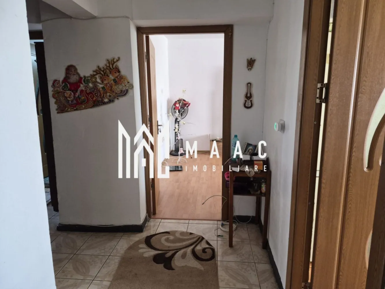 Apartament 3 camere | Ostroveni | 2 bai | 78 mp | - MAAC Imobiliare vă propune spre vânzare un apartament spațios cu 3 camere, situat în zona A-uri din Ostroveni, una dintre cele mai apreciate și bine dezvoltate zone rezidențiale din Râmnicu Vâlcea. Proprietatea beneficiază de o compartimentare decomandată, suprafață generoasă și acces imediat la toate facilitățile necesare unui stil de viață confortabil.Apartamentul se vinde mobilat.
Caracteristici:
Apartament cu 3 camere
Compartimentare decomandată
Suprafață utilă: 78 mp
Etaj 7 din 8
Bloc anvelopat termic
Sistem de supraveghere video
Scară curată și bine întreținută
Vecinătate liniștită
Preț: 100.000 Euro
Compartimentare:
Living generos
2 dormitoare
Bucătărie spațioasă de 12 mp
2 băi
2 balcoane închise cu tâmplărie termopan
Balcon 1: 4,5 mp
Balcon 2: 4 mp
Hol generos
Dotări:
Tâmplărie termopan
Bloc termoizolat
Sistem de supraveghere video
Spații comune bine întreținute
Compartimentare practică și funcțională
Avantaje:
Poziționare excelentă în zona A-uri
Școală și grădiniță la câteva minute de mers pe jos
cabinete medicale și farmacii în imediata apropiere
Piață agroalimentară
Magazine și supermarketuri
Stații de transport public și taxi
Oficiu poștal
Sucursale bancare
Restaurante și fast-food-uri
Acces rapid către principalele puncte de interes ale orașului
Ideal pentru familii datorită spațiului generos și facilităților din zonă
Această proprietate reprezintă o alegere excelentă pentru cei care își doresc un apartament confortabil, într-o zonă matură, cu infrastructură completă și acces facil către toate serviciile esențiale.
Pentru mai multe informații și programarea unei vizionări, echipa MAAC Imobiliare vă stă la dispoziție.ID 3132282