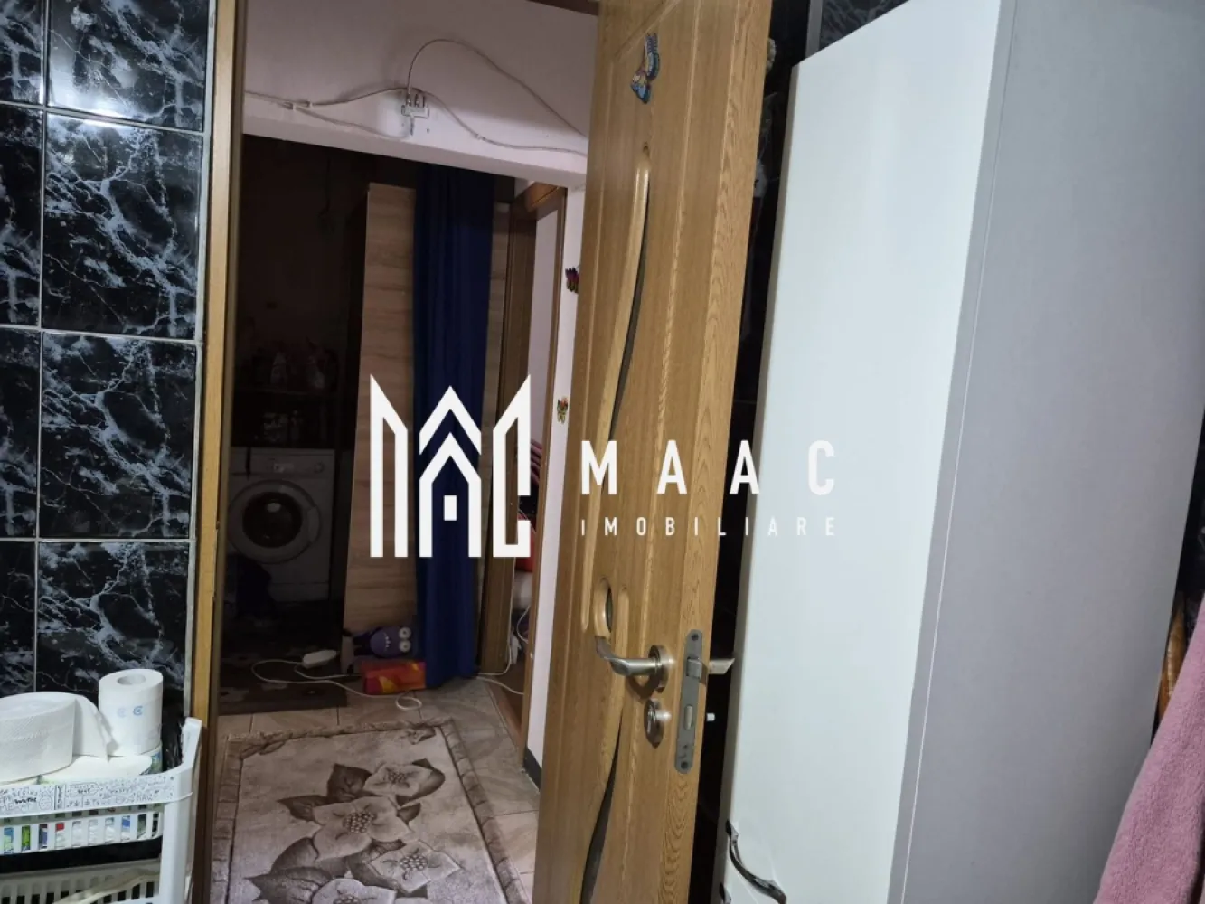 Apartament 3 camere | Ostroveni | 2 bai | 78 mp | - MAAC Imobiliare vă propune spre vânzare un apartament spațios cu 3 camere, situat în zona A-uri din Ostroveni, una dintre cele mai apreciate și bine dezvoltate zone rezidențiale din Râmnicu Vâlcea. Proprietatea beneficiază de o compartimentare decomandată, suprafață generoasă și acces imediat la toate facilitățile necesare unui stil de viață confortabil.Apartamentul se vinde mobilat.
Caracteristici:
Apartament cu 3 camere
Compartimentare decomandată
Suprafață utilă: 78 mp
Etaj 7 din 8
Bloc anvelopat termic
Sistem de supraveghere video
Scară curată și bine întreținută
Vecinătate liniștită
Preț: 100.000 Euro
Compartimentare:
Living generos
2 dormitoare
Bucătărie spațioasă de 12 mp
2 băi
2 balcoane închise cu tâmplărie termopan
Balcon 1: 4,5 mp
Balcon 2: 4 mp
Hol generos
Dotări:
Tâmplărie termopan
Bloc termoizolat
Sistem de supraveghere video
Spații comune bine întreținute
Compartimentare practică și funcțională
Avantaje:
Poziționare excelentă în zona A-uri
Școală și grădiniță la câteva minute de mers pe jos
cabinete medicale și farmacii în imediata apropiere
Piață agroalimentară
Magazine și supermarketuri
Stații de transport public și taxi
Oficiu poștal
Sucursale bancare
Restaurante și fast-food-uri
Acces rapid către principalele puncte de interes ale orașului
Ideal pentru familii datorită spațiului generos și facilităților din zonă
Această proprietate reprezintă o alegere excelentă pentru cei care își doresc un apartament confortabil, într-o zonă matură, cu infrastructură completă și acces facil către toate serviciile esențiale.
Pentru mai multe informații și programarea unei vizionări, echipa MAAC Imobiliare vă stă la dispoziție.ID 3132282