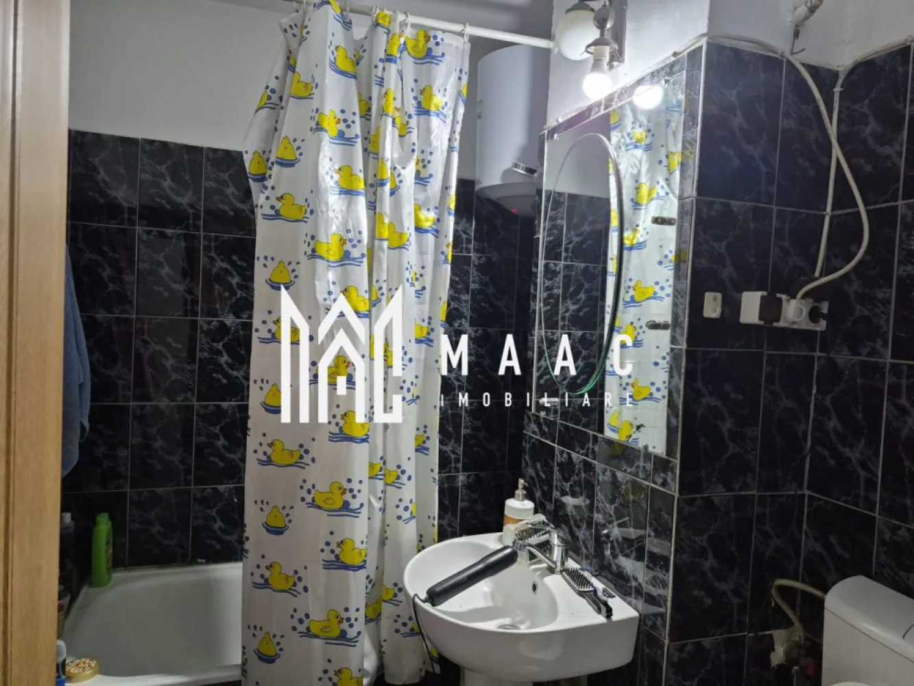 Apartament 3 camere | Ostroveni | 2 bai | 78 mp | - MAAC Imobiliare vă propune spre vânzare un apartament spațios cu 3 camere, situat în zona A-uri din Ostroveni, una dintre cele mai apreciate și bine dezvoltate zone rezidențiale din Râmnicu Vâlcea. Proprietatea beneficiază de o compartimentare decomandată, suprafață generoasă și acces imediat la toate facilitățile necesare unui stil de viață confortabil.Apartamentul se vinde mobilat.
Caracteristici:
Apartament cu 3 camere
Compartimentare decomandată
Suprafață utilă: 78 mp
Etaj 7 din 8
Bloc anvelopat termic
Sistem de supraveghere video
Scară curată și bine întreținută
Vecinătate liniștită
Preț: 100.000 Euro
Compartimentare:
Living generos
2 dormitoare
Bucătărie spațioasă de 12 mp
2 băi
2 balcoane închise cu tâmplărie termopan
Balcon 1: 4,5 mp
Balcon 2: 4 mp
Hol generos
Dotări:
Tâmplărie termopan
Bloc termoizolat
Sistem de supraveghere video
Spații comune bine întreținute
Compartimentare practică și funcțională
Avantaje:
Poziționare excelentă în zona A-uri
Școală și grădiniță la câteva minute de mers pe jos
cabinete medicale și farmacii în imediata apropiere
Piață agroalimentară
Magazine și supermarketuri
Stații de transport public și taxi
Oficiu poștal
Sucursale bancare
Restaurante și fast-food-uri
Acces rapid către principalele puncte de interes ale orașului
Ideal pentru familii datorită spațiului generos și facilităților din zonă
Această proprietate reprezintă o alegere excelentă pentru cei care își doresc un apartament confortabil, într-o zonă matură, cu infrastructură completă și acces facil către toate serviciile esențiale.
Pentru mai multe informații și programarea unei vizionări, echipa MAAC Imobiliare vă stă la dispoziție.ID 3132282