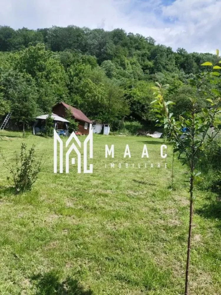 Teren 1040 mp +cabana | Goranu | - MAAC Imobiliare vă propune spre vânzare un teren intravilan cu o poziționare deosebită în cartierul Goranu, pe strada Cella Delavrancea, într-o zonă liniștită, la marginea pădurii, ideală pentru cei care își doresc să îmbine confortul urban cu frumusețea naturii.
Proprietatea beneficiază de o suprafață generoasă și de un cadru natural aparte, oferind intimitate, aer curat și o panoramă plăcută, la doar câteva minute de centrul municipiului Râmnicu Vâlcea.
Caracteristici:
Teren intravilan construibil
Suprafață: 1.040 mp
Regim de înălțime permis: P+4
Deschidere și acces facil
Poziționare excelentă, la marginea pădurii
Zonă liniștită și aerisită
Construcții existente:
Cabană din lemn amplasată pe teren
Clădire din beton compartimentată în două încăperi, utilizată în prezent ca beci și spațiu de depozitare
Utilități:
Apă curentă pe teren
Curent electric pe teren
Gaze naturale la limita proprietății
Acces facil către rețelele urbane
Avantaje:
Amplasare exclusivistă, în imediata apropiere a pădurii
La aproximativ 2 minute de centrul orașului cu autoturismul
Ideal pentru construcția unei locuințe individuale, vile sau investiție imobiliară
Cadru natural deosebit, cu multă liniște și intimitate
Acces rapid către școli, magazine, instituții și puncte de interes
Această proprietate reprezintă o oportunitate rară pentru cei care își doresc un teren generos într-o zonă verde, cu potențial excelent de dezvoltare și acces rapid către toate facilitățile orașului.
Pentru mai multe informații și programarea unei vizionări, echipa MAAC Imobiliare vă stă la dispoziție.ID 3132301
