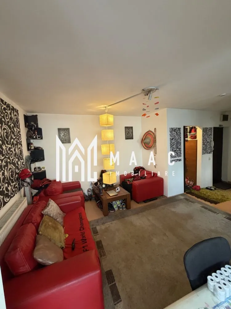 Apartament 3 camere | Ostroveni | 82 mpu | - Ostroveni, una dintre cele mai apreciate zone rezidențiale din Râmnicu Vâlcea. Proprietatea impresionează prin suprafața generoasă, compartimentarea practică și faptul că se vinde complet mobilată și utilată, fiind pregătită pentru mutare imediată.
Caracteristici:
Apartament cu 3 camere
Suprafață: 82 mp
Situat în zona Ostroveni
Complet mobilat și utilat
Ideal pentru familie sau investiție
Compartimentare:
Living generos
2 dormitoare
Bucătărie
Baie
Balcon
2 dressinguri
Hol de acces
Dotări:
Centrală termică proprie
4 televizoare Smart incluse în preț
Mobilier complet
Electrocasnice incluse
Spații de depozitare generoase
Locuință pregătită pentru mutare imediată
Avantaje:
Costuri reduse de întreținere, aproximativ 250 lei/lună în sezonul rece
Zonă liniștită și bine conectată
În apropierea proprietății se află:
Școală
Grădiniță
Clinică medicală
Farmacie
Supermarketuri
Acces rapid către mijloace de transport și principalele puncte de interes ale orașului
Această proprietate reprezintă alegerea ideală pentru cei care caută un apartament spațios, complet echipat și amplasat într-o zonă cu toate facilitățile necesare unui stil de viață confortabil.
Pentru mai multe informații și programarea unei vizionări, echipa MAAC Imobiliare vă stă la dispoziție.CP 3136037