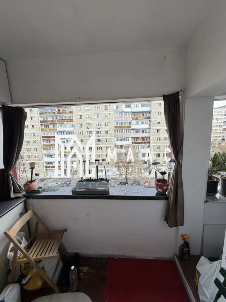 Apartament 3 camere | Ostroveni | 82 mpu | - Ostroveni, una dintre cele mai apreciate zone rezidențiale din Râmnicu Vâlcea. Proprietatea impresionează prin suprafața generoasă, compartimentarea practică și faptul că se vinde complet mobilată și utilată, fiind pregătită pentru mutare imediată.
Caracteristici:
Apartament cu 3 camere
Suprafață: 82 mp
Situat în zona Ostroveni
Complet mobilat și utilat
Ideal pentru familie sau investiție
Compartimentare:
Living generos
2 dormitoare
Bucătărie
Baie
Balcon
2 dressinguri
Hol de acces
Dotări:
Centrală termică proprie
4 televizoare Smart incluse în preț
Mobilier complet
Electrocasnice incluse
Spații de depozitare generoase
Locuință pregătită pentru mutare imediată
Avantaje:
Costuri reduse de întreținere, aproximativ 250 lei/lună în sezonul rece
Zonă liniștită și bine conectată
În apropierea proprietății se află:
Școală
Grădiniță
Clinică medicală
Farmacie
Supermarketuri
Acces rapid către mijloace de transport și principalele puncte de interes ale orașului
Această proprietate reprezintă alegerea ideală pentru cei care caută un apartament spațios, complet echipat și amplasat într-o zonă cu toate facilitățile necesare unui stil de viață confortabil.
Pentru mai multe informații și programarea unei vizionări, echipa MAAC Imobiliare vă stă la dispoziție.CP 3136037