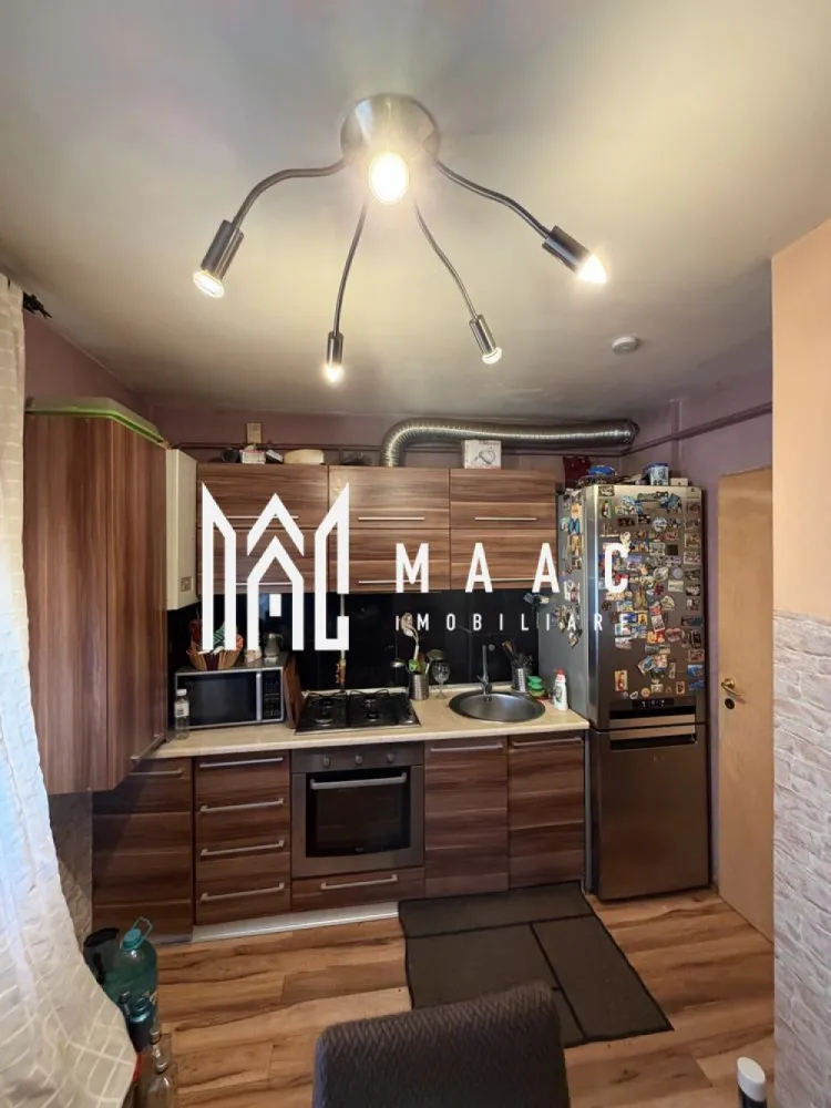 Apartament 3 camere | Ostroveni | 82 mpu | - Ostroveni, una dintre cele mai apreciate zone rezidențiale din Râmnicu Vâlcea. Proprietatea impresionează prin suprafața generoasă, compartimentarea practică și faptul că se vinde complet mobilată și utilată, fiind pregătită pentru mutare imediată.
Caracteristici:
Apartament cu 3 camere
Suprafață: 82 mp
Situat în zona Ostroveni
Complet mobilat și utilat
Ideal pentru familie sau investiție
Compartimentare:
Living generos
2 dormitoare
Bucătărie
Baie
Balcon
2 dressinguri
Hol de acces
Dotări:
Centrală termică proprie
4 televizoare Smart incluse în preț
Mobilier complet
Electrocasnice incluse
Spații de depozitare generoase
Locuință pregătită pentru mutare imediată
Avantaje:
Costuri reduse de întreținere, aproximativ 250 lei/lună în sezonul rece
Zonă liniștită și bine conectată
În apropierea proprietății se află:
Școală
Grădiniță
Clinică medicală
Farmacie
Supermarketuri
Acces rapid către mijloace de transport și principalele puncte de interes ale orașului
Această proprietate reprezintă alegerea ideală pentru cei care caută un apartament spațios, complet echipat și amplasat într-o zonă cu toate facilitățile necesare unui stil de viață confortabil.
Pentru mai multe informații și programarea unei vizionări, echipa MAAC Imobiliare vă stă la dispoziție.CP 3136037