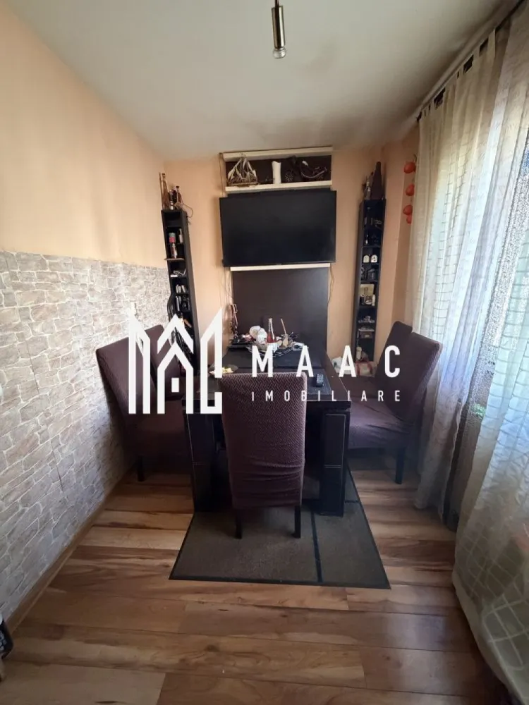 Apartament 3 camere | Ostroveni | 82 mpu | - Ostroveni, una dintre cele mai apreciate zone rezidențiale din Râmnicu Vâlcea. Proprietatea impresionează prin suprafața generoasă, compartimentarea practică și faptul că se vinde complet mobilată și utilată, fiind pregătită pentru mutare imediată.
Caracteristici:
Apartament cu 3 camere
Suprafață: 82 mp
Situat în zona Ostroveni
Complet mobilat și utilat
Ideal pentru familie sau investiție
Compartimentare:
Living generos
2 dormitoare
Bucătărie
Baie
Balcon
2 dressinguri
Hol de acces
Dotări:
Centrală termică proprie
4 televizoare Smart incluse în preț
Mobilier complet
Electrocasnice incluse
Spații de depozitare generoase
Locuință pregătită pentru mutare imediată
Avantaje:
Costuri reduse de întreținere, aproximativ 250 lei/lună în sezonul rece
Zonă liniștită și bine conectată
În apropierea proprietății se află:
Școală
Grădiniță
Clinică medicală
Farmacie
Supermarketuri
Acces rapid către mijloace de transport și principalele puncte de interes ale orașului
Această proprietate reprezintă alegerea ideală pentru cei care caută un apartament spațios, complet echipat și amplasat într-o zonă cu toate facilitățile necesare unui stil de viață confortabil.
Pentru mai multe informații și programarea unei vizionări, echipa MAAC Imobiliare vă stă la dispoziție.CP 3136037