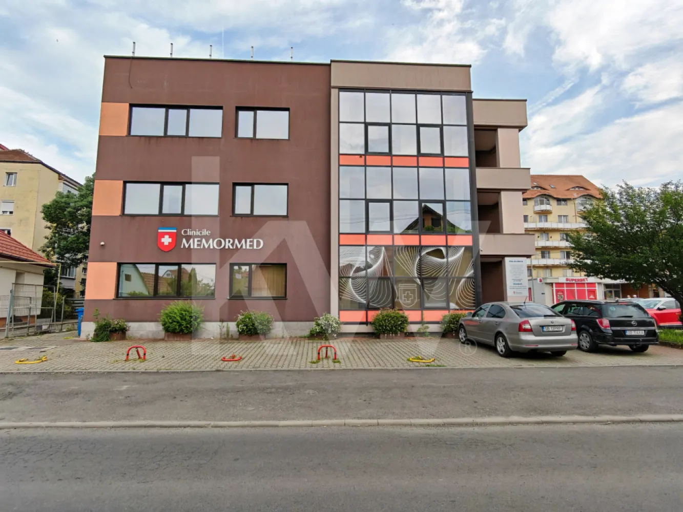 Spațiu de birouri luminos și modular – perfect pentru echipa ta! - Cauți un loc unde ideile bune să aibă spațiu să crească? Acest birou open-space combină perfect funcționalitatea cu o atmosferă aerisită și luminoasă. Cu compartimentări inteligente din sticlă și un design minimalist, oferă echilibrul ideal între transparență, colaborare și intimitate.

Ce îți va plăcea aici:

Compartimentare inteligentă: Zonă generoasă de open-space completată de birouri individuale sau săli de ședințe delimitate prin pereți eleganți de sticlă.

Lumină naturală din plin: Ferestrele mari și orientarea spațiului asigură o atmosferă caldă și productivă pe tot parcursul zilei.

Zonă de dining/chicinetă complet mobilată: O bucătărie modernă, utilată (mobilier gri/alb, chiuvetă din inox, spații mari de depozitare), ideală pentru pauzele de cafea și prânzul echipei.

Confort și utilități: Sistem de climatizare, corpuri de iluminat LED integrate în tavanul casetat, mochetă profesională de trafic intens și calorifere eficiente.

Facilități: Zonă de acces/scări curată, grupuri sanitare și finisaje moderne în nuanțe neutre de alb și gri.

Un spațiu curat, gata de personalizat, care își așteaptă viitoarea echipă!