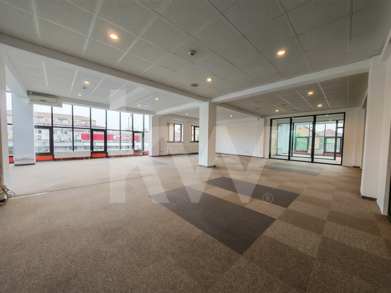 Spațiu de birouri luminos și modular – perfect pentru echipa ta! - Cauți un loc unde ideile bune să aibă spațiu să crească? Acest birou open-space combină perfect funcționalitatea cu o atmosferă aerisită și luminoasă. Cu compartimentări inteligente din sticlă și un design minimalist, oferă echilibrul ideal între transparență, colaborare și intimitate.

Ce îți va plăcea aici:

Compartimentare inteligentă: Zonă generoasă de open-space completată de birouri individuale sau săli de ședințe delimitate prin pereți eleganți de sticlă.

Lumină naturală din plin: Ferestrele mari și orientarea spațiului asigură o atmosferă caldă și productivă pe tot parcursul zilei.

Zonă de dining/chicinetă complet mobilată: O bucătărie modernă, utilată (mobilier gri/alb, chiuvetă din inox, spații mari de depozitare), ideală pentru pauzele de cafea și prânzul echipei.

Confort și utilități: Sistem de climatizare, corpuri de iluminat LED integrate în tavanul casetat, mochetă profesională de trafic intens și calorifere eficiente.

Facilități: Zonă de acces/scări curată, grupuri sanitare și finisaje moderne în nuanțe neutre de alb și gri.

Un spațiu curat, gata de personalizat, care își așteaptă viitoarea echipă!