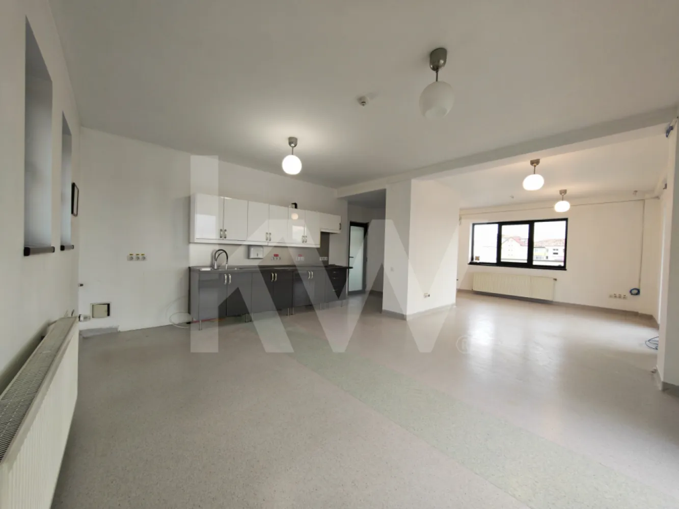 Spațiu de birouri luminos și modular – perfect pentru echipa ta! - Cauți un loc unde ideile bune să aibă spațiu să crească? Acest birou open-space combină perfect funcționalitatea cu o atmosferă aerisită și luminoasă. Cu compartimentări inteligente din sticlă și un design minimalist, oferă echilibrul ideal între transparență, colaborare și intimitate.

Ce îți va plăcea aici:

Compartimentare inteligentă: Zonă generoasă de open-space completată de birouri individuale sau săli de ședințe delimitate prin pereți eleganți de sticlă.

Lumină naturală din plin: Ferestrele mari și orientarea spațiului asigură o atmosferă caldă și productivă pe tot parcursul zilei.

Zonă de dining/chicinetă complet mobilată: O bucătărie modernă, utilată (mobilier gri/alb, chiuvetă din inox, spații mari de depozitare), ideală pentru pauzele de cafea și prânzul echipei.

Confort și utilități: Sistem de climatizare, corpuri de iluminat LED integrate în tavanul casetat, mochetă profesională de trafic intens și calorifere eficiente.

Facilități: Zonă de acces/scări curată, grupuri sanitare și finisaje moderne în nuanțe neutre de alb și gri.

Un spațiu curat, gata de personalizat, care își așteaptă viitoarea echipă!