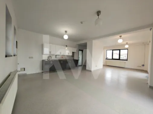 Spațiu de birouri luminos și modular – perfect pentru echipa ta!