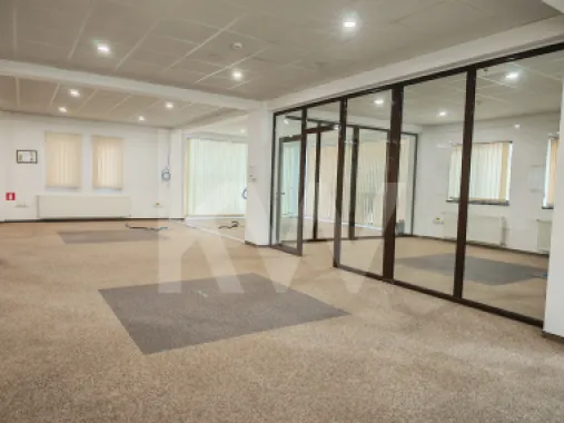 Spațiu de birouri luminos și modular – perfect pentru echipa ta!