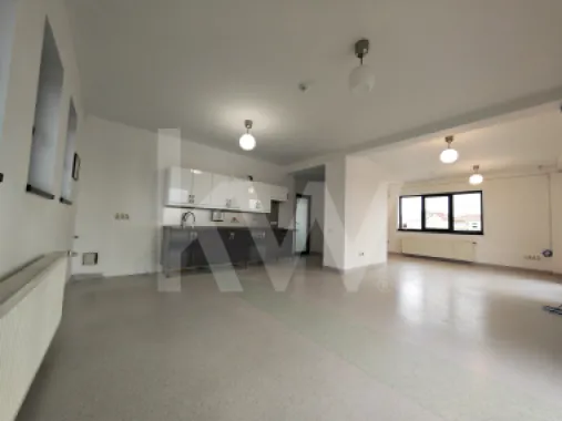 Spațiu de birouri luminos și modular – perfect pentru echipa ta!