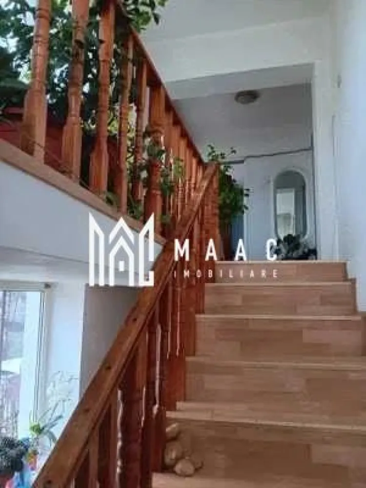 Casa Vladesti | Sat Priporu | 160 mpu | - MAAC Imobiliare vă propune spre vânzare o casă spațioasă și bine construită, ideală pentru o familie care își dorește confort, funcționalitate și un teren generos. Proprietatea beneficiază de o compartimentare eficientă, construcție solidă din cărămidă și este racordată la toate utilitățile, fiind pregătită pentru locuire.
Caracteristici:
Casă construită din cărămidă
Suprafață utilă: 160 mp
Amprentă la sol: 80,3 mp
Regim de înălțime: Parter + Etaj
Teren în suprafață totală de 790 mp
Grădină de aproximativ 400 mp
Construcție izolată exterior cu polistiren de 10 cm
Acoperiș din tablă Lindab
Beci cu suprafața de 16 mp
Compartimentare:
Parter:
Living cu bucătărie open-space
Dormitor
Baie spațioasă
Etaj:
3 dormitoare
Baie
Scară interioară
Dotări:
Centrală termică pe gaz
Încălzire prin centrală proprie
3 sobe de teracotă funcționale
Racord la curent electric
Racord la apă
Racord la gaze naturale
Beci pentru depozitare
Garaj pentru un autoturism
Magazie separată
Anexe zidite pentru creșterea păsărilor
Curte betonată
Fântână proprie utilizată pentru irigarea grădinii
Gard din fier forjat, construit pe fundație și stâlpi din beton
Avantaje:
Construcție solidă și eficient izolată termic
Compartimentare practică, potrivită pentru familii numeroase
Grădină generoasă, ideală pentru relaxare sau amenajare peisagistică
Spații auxiliare multiple pentru depozitare și gospodărie
Toate utilitățile disponibile
Posibilitatea utilizării sobelor de teracotă ca sursă alternativă de încălzire
Proprietate pregătită pentru mutare, cu numeroase facilități care oferă confort și funcționalitate
Această proprietate reprezintă alegerea ideală pentru cei care își doresc o locuință spațioasă, bine construită și amplasată pe un teren generos, oferind toate condițiile pentru un stil de viață confortabil și liniștit.
Pentru mai multe informații și programarea unei vizionări, echipa MAAC Imobiliare vă stă la dispoziție. ID 3150132