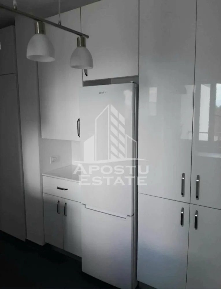 Apartament 3 camere bloc nou Aradului - Apostu Estate va propune spre inchiriere un apartament cu 3 camere in Calea Aradului.

Apartamentul se afla la etajul 4,intr-un imobil nou cu 8 etaje,cu o suprafata de 70 mp.

 

Compartimentare

 

Bucatarie cu living open space

Balcon

Hol

Dormitor 1

Baie

Hol 

Dormitor 2

Baie

 

Vecinatatii

 

Vox

Piata

Statie

Supermarket

Facultatea de agronomie

 

Apartamentul este complet mobilat si utilat,dispune de centrala cu incalzire in pardosealaclima,internet,parcare privata.

Disponibil din 1 August!

Va asteptam cu drag la o vizionare!

 

 

ID intern: 9912.