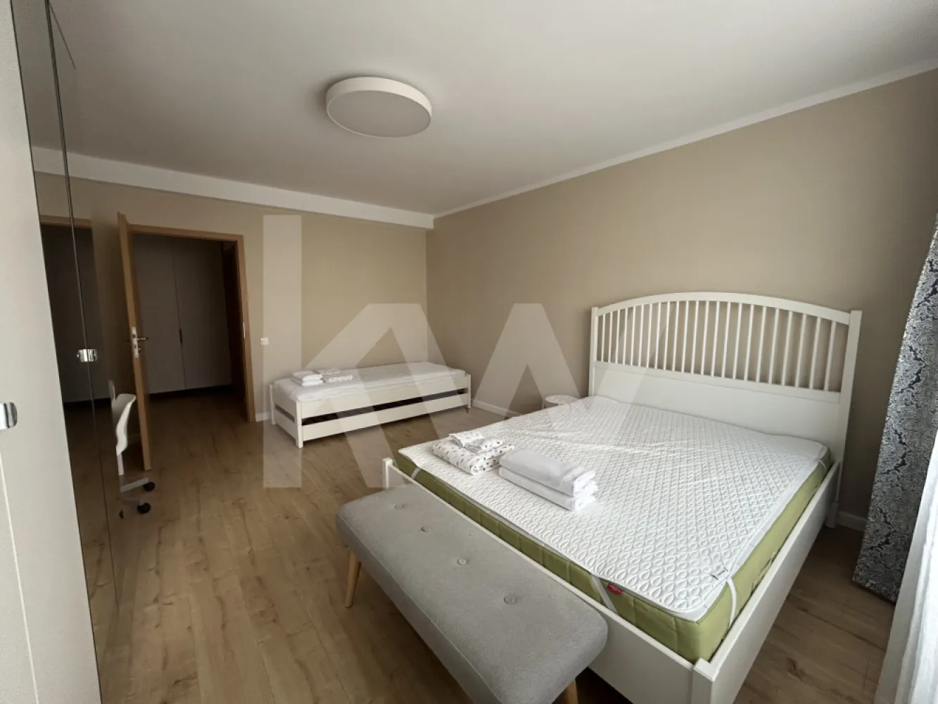 Apartament 2 camere, disponibil imediat, zona Ștrand - Se oferă spre închiriere, un apartament modern situat la etajul 2/4 în cartierul Ștrand, una dintre cele mai apreciate zone ale Sibiului. Cu o suprafață de aproximativ 70 mp, locuința oferă un echilibru ideal între confort, funcționalitate și intimitate.

Apartamentul este semidecomandat, complet mobilat și utilat, fiind pregătit pentru mutare imediată. Compartimentarea include un dormitor spațios, living cu bucătărie open-space, baie cu geam pentru aerisire naturală și o terasă perfectă pentru momentele de relaxare.

O alegere excelentă pentru cei care își doresc un cămin confortabil, într-o zonă liniștită, cu acces facil către principalele puncte de interes ale orașului.

Programează o vizionare!