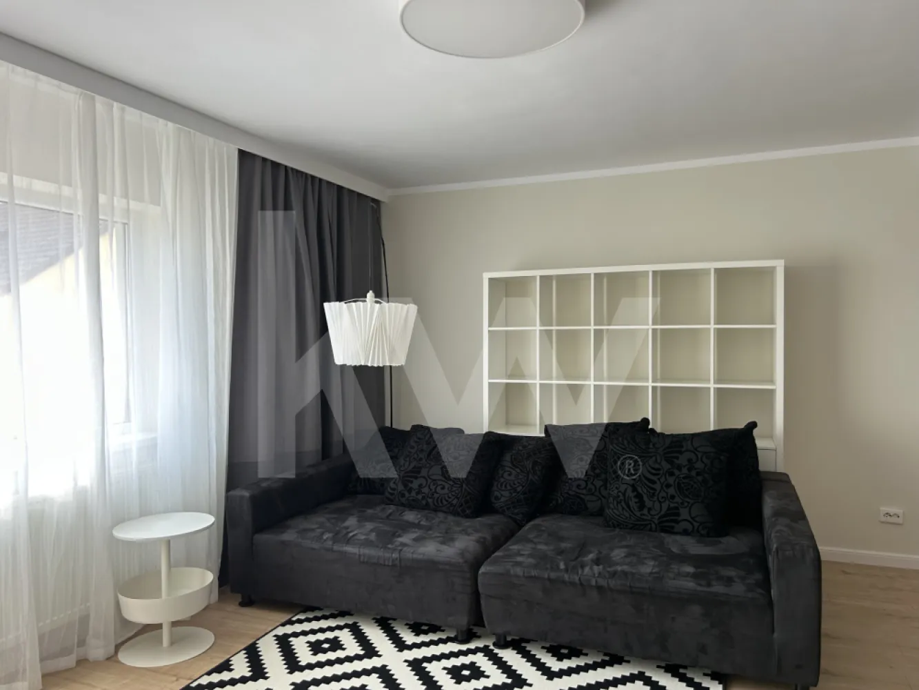 Apartament 2 camere, disponibil imediat, zona Ștrand - Se oferă spre închiriere, un apartament modern situat la etajul 2/4 în cartierul Ștrand, una dintre cele mai apreciate zone ale Sibiului. Cu o suprafață de aproximativ 70 mp, locuința oferă un echilibru ideal între confort, funcționalitate și intimitate.

Apartamentul este semidecomandat, complet mobilat și utilat, fiind pregătit pentru mutare imediată. Compartimentarea include un dormitor spațios, living cu bucătărie open-space, baie cu geam pentru aerisire naturală și o terasă perfectă pentru momentele de relaxare.

O alegere excelentă pentru cei care își doresc un cămin confortabil, într-o zonă liniștită, cu acces facil către principalele puncte de interes ale orașului.

Programează o vizionare!