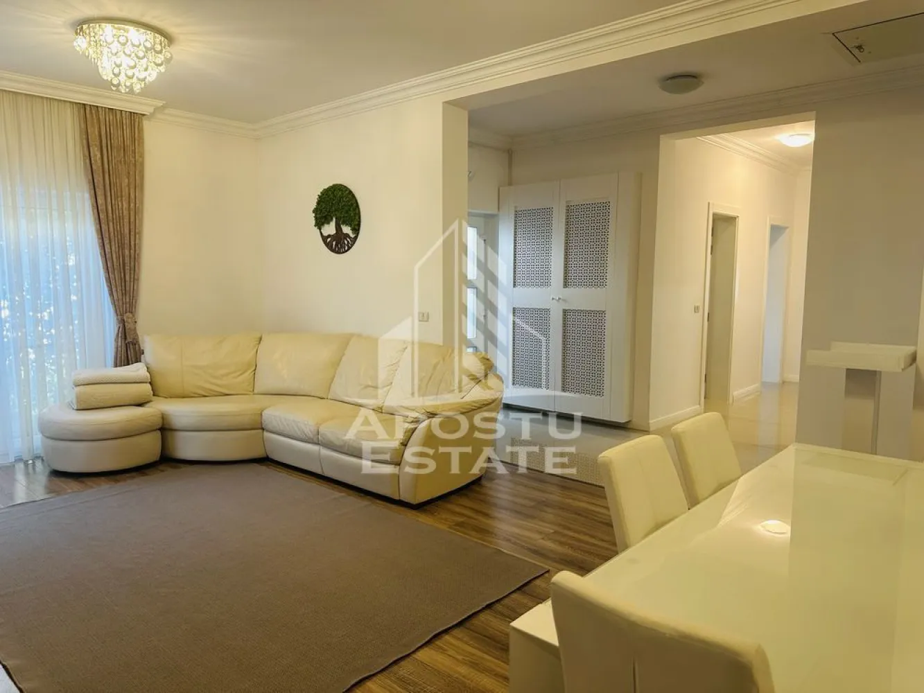 Jumatate de duplex cu 3 camere de inchiriat, Dumbravita - Agentia imobiliara APOSTU ESTATE va propune spre inchiriere o jumatate de duplex cu 3 camere, spatios si luminos, situat in Dumbravita, o zona linistita si bine pozitionata fata de Timisoara, potrivit pentru cupluri,familii, care isi doresc o locuinta unde sa se simta confortabil si cu acces facil catre scoli, statii de autobuz, supermarketuri , magazine de zona, parcuri.

Suprafata utila: 95 mp
Compartimentare eficienta:
-Hol de acces generos
-Bucatarie complet mobilata si utilata, cu loc de luat masa
-Living luminos si spatios
-Doua dormitoare mobilate 
-Baie prevazuta cu cada si geam pentru ventilatie naturala

Confort si facilitati:
-Incalzirea apartamentului: centrala proprie 
-Apartamentul este complet mobilat si utilat
-Doua terase amenajate 
-4 locuri de parcare 

Localizare:
-Timis, Dumbravita acces facil spre magazine, supermarketul Lidl, scoli, parcuri si mijloace de transport in comun.

Ideal pentru:
-Familii
-Cupluri

Disponibilitate: imediata
Pret chirie lunara: 1200 EURO
Programeaza o vizionare pentru a-ti putea imagina viitorul aici!
ID intern: CP3150644