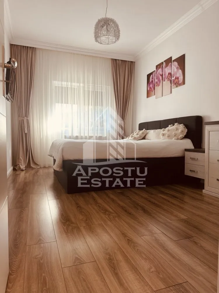 Jumatate de duplex cu 3 camere de inchiriat, Dumbravita - Agentia imobiliara APOSTU ESTATE va propune spre inchiriere o jumatate de duplex cu 3 camere, spatios si luminos, situat in Dumbravita, o zona linistita si bine pozitionata fata de Timisoara, potrivit pentru cupluri,familii, care isi doresc o locuinta unde sa se simta confortabil si cu acces facil catre scoli, statii de autobuz, supermarketuri , magazine de zona, parcuri.

Suprafata utila: 95 mp
Compartimentare eficienta:
-Hol de acces generos
-Bucatarie complet mobilata si utilata, cu loc de luat masa
-Living luminos si spatios
-Doua dormitoare mobilate 
-Baie prevazuta cu cada si geam pentru ventilatie naturala

Confort si facilitati:
-Incalzirea apartamentului: centrala proprie 
-Apartamentul este complet mobilat si utilat
-Doua terase amenajate 
-4 locuri de parcare 

Localizare:
-Timis, Dumbravita acces facil spre magazine, supermarketul Lidl, scoli, parcuri si mijloace de transport in comun.

Ideal pentru:
-Familii
-Cupluri

Disponibilitate: imediata
Pret chirie lunara: 1200 EURO
Programeaza o vizionare pentru a-ti putea imagina viitorul aici!
ID intern: CP3150644