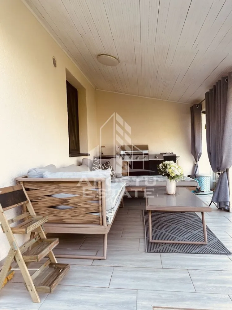 Jumatate de duplex cu 3 camere de inchiriat, Dumbravita - Agentia imobiliara APOSTU ESTATE va propune spre inchiriere o jumatate de duplex cu 3 camere, spatios si luminos, situat in Dumbravita, o zona linistita si bine pozitionata fata de Timisoara, potrivit pentru cupluri,familii, care isi doresc o locuinta unde sa se simta confortabil si cu acces facil catre scoli, statii de autobuz, supermarketuri , magazine de zona, parcuri.

Suprafata utila: 95 mp
Compartimentare eficienta:
-Hol de acces generos
-Bucatarie complet mobilata si utilata, cu loc de luat masa
-Living luminos si spatios
-Doua dormitoare mobilate 
-Baie prevazuta cu cada si geam pentru ventilatie naturala

Confort si facilitati:
-Incalzirea apartamentului: centrala proprie 
-Apartamentul este complet mobilat si utilat
-Doua terase amenajate 
-4 locuri de parcare 

Localizare:
-Timis, Dumbravita acces facil spre magazine, supermarketul Lidl, scoli, parcuri si mijloace de transport in comun.

Ideal pentru:
-Familii
-Cupluri

Disponibilitate: imediata
Pret chirie lunara: 1200 EURO
Programeaza o vizionare pentru a-ti putea imagina viitorul aici!
ID intern: CP3150644