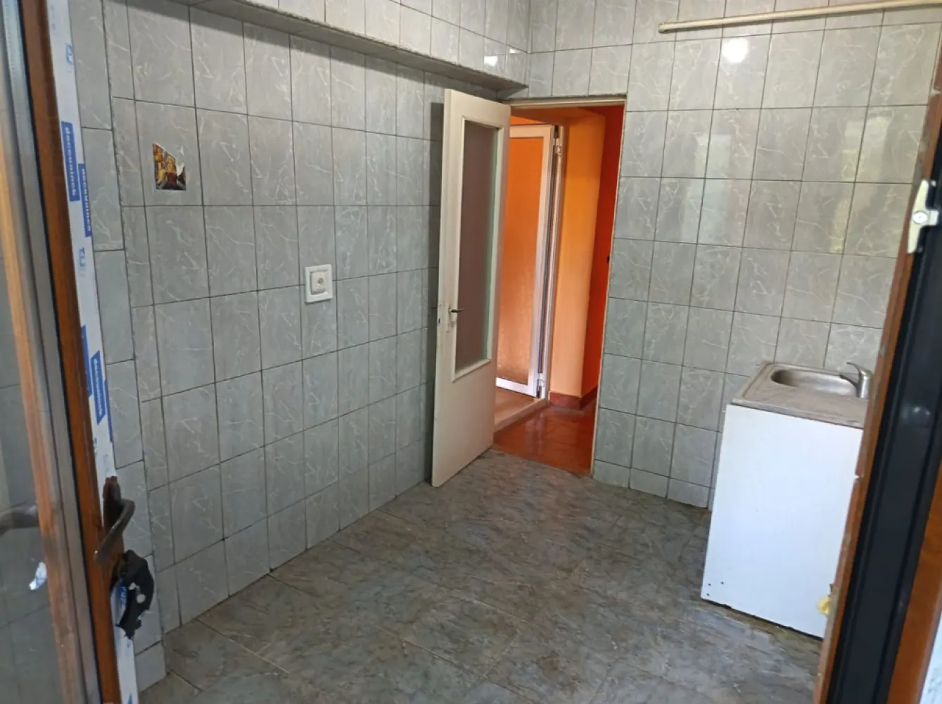 De vanzare apartament cu 2 camere, et. 2, Micro 13, 53.000 euro - Se oferă spre vânzare apartament cu 2 camere, situat în zona Micro 13, la etajul 2, într-o locație practică și bine conectată.
Locuința este amplasată aproape de Lidl și Supeco, având acces facil la magazine, transport și alte puncte de interes din zonă.
Caracteristici:
- 2 camere
- Etaj 2
- Centrală termică proprie
- Geamuri termopan
- Apartamentul necesită renovare, oferind posibilitatea de amenajare după propriul gust și nevoi
Preț: 53.000 €
Ideal atât pentru locuit, cât și pentru investiție. Pentru mai multe detalii sau programarea unei vizionări, vă rugăm să ne contactați 0741.030.291 Marilena.