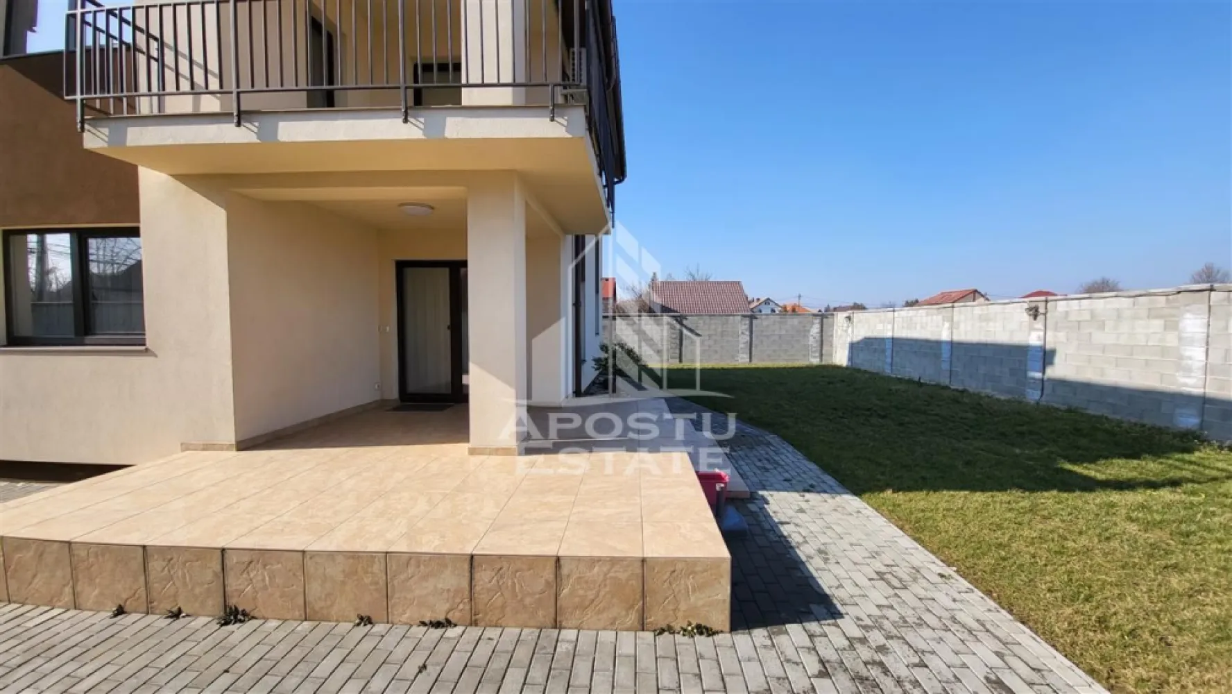 Casa individuala cu 4 camere,2 garaje,Dumbravita - Apostu Estate va propune spre inchiriere o casa individuala in Dumbravita.

Pe structura P+1casa are o suprafata utila de 200 mp si 600 mp teren.

Compartimentare

Parter

-hol acces

-bucatarie

-living

-birou

-camera tehnica

-baie

-iesire garaj

-2 garaje mari acoperite

-terasa si curte

Etaj 

-3 dormitoare

-2 bai

-terasa

-dresing

Confortul termic se realizeaza prin intermediul centralei si al climei.

Vecinatate

-Lidl

-Profi

-Braserie

-Fropin

Casa este complet utilata si mobilata.

Disponibila imediat!

Va asteptam cu drag la o vizionare!

 

 

ID intern: 13616.