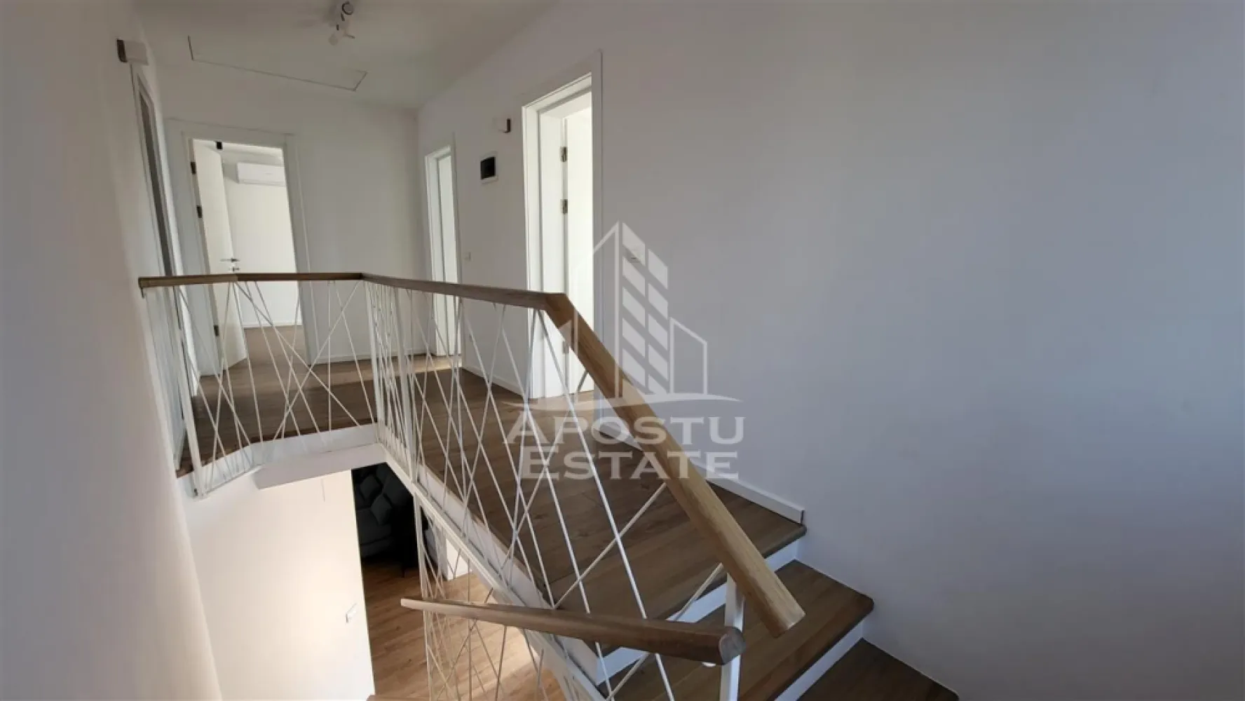 Casa individuala cu 4 camere,2 garaje,Dumbravita