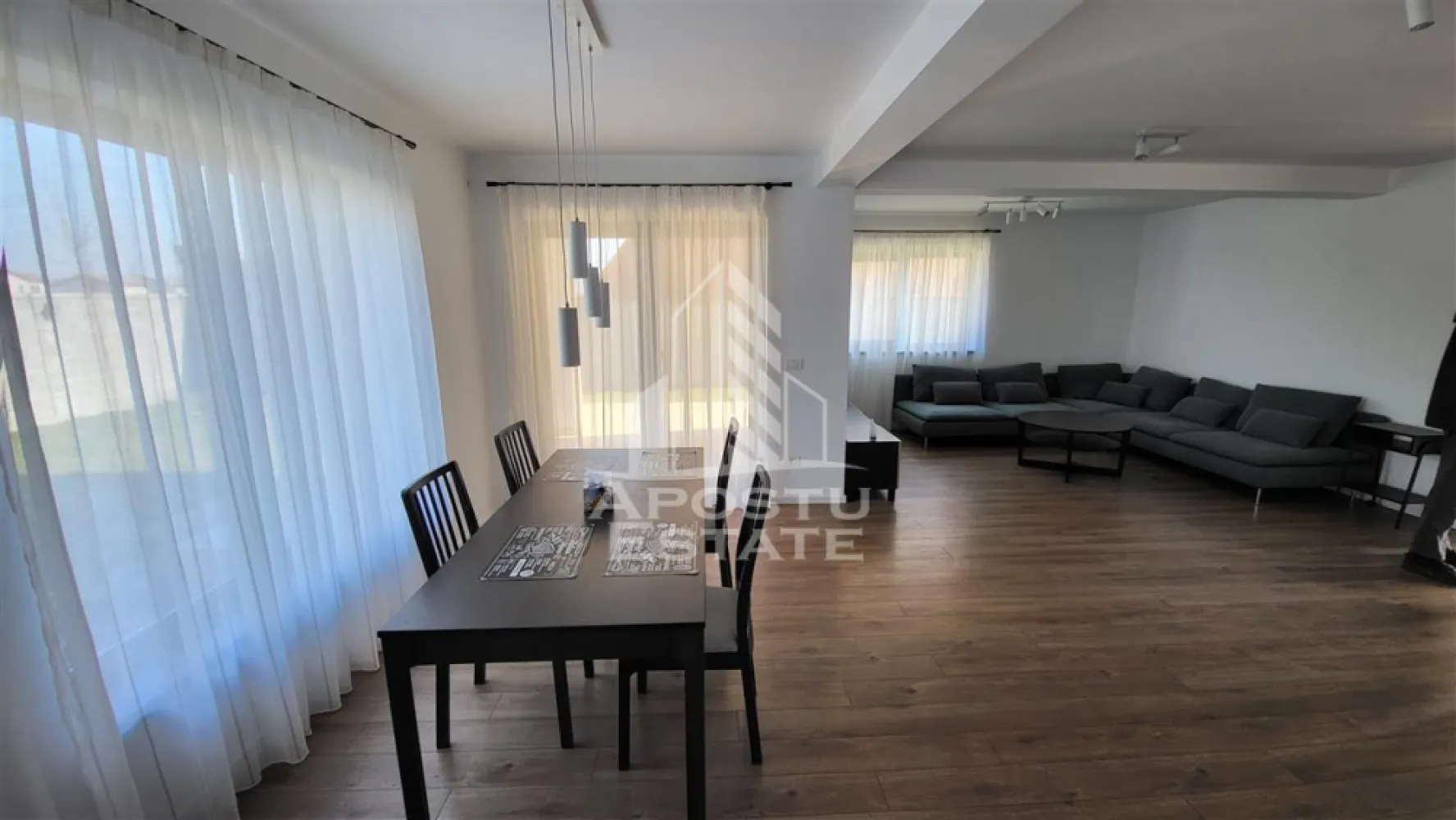 Casa individuala cu 4 camere,2 garaje,Dumbravita