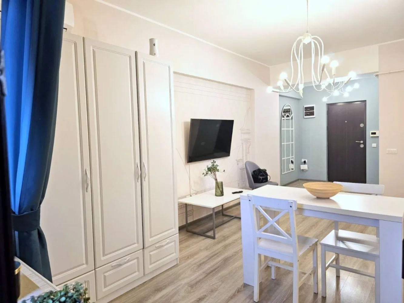 De vanzare apartament cu o camera etaj 8, Italian Residence, 69.000 euro - Mag Invest vă propune spre vânzare un apartament modern cu o cameră și dependințe, situat în prestigiosul complex Italian Residence, pe Bulevardul George Coșbuc, în imediata apropiere a Shopping City Galați.
Amplasat într-un imobil construit în anul 2010, apartamentul are o suprafață de 37 mp și este poziționat la etajul 8 din 12, beneficiind de orientare vestică, ceea ce îi oferă luminozitate și un ambient plăcut pe tot parcursul zilei.
Locuința este ideală atât pentru locuit, cât și pentru investiție, fiind complet mobilată și utilată, amenajată într-un stil modern și primitor, exact ca în fotografiile de prezentare. Apartamentul dispune și de balcon, un spațiu perfect pentru relaxare și momente de liniște.
Proprietatea beneficiază de:
- centrală termică proprie;
- aer condiționat;
- balcon;
- tâmplărie PVC cu geam termopan;
- ușă metalică la intrare;
- uși interioare MDF;
- finisaje de calitate: gresie, faianță și parchet;
- mobilier și electrocasnice moderne.
Complexul Italian Residence oferă un standard ridicat de confort și siguranță, fiind dotat cu:
- două ascensoare moderne;
- videointerfon;
- sistem de supraveghere video;
- acces securizat.
Poziționarea excelentă, în zona Shopping City, asigură acces rapid către centre comerciale, mijloace de transport, restaurante, spații verzi și toate facilitățile necesare unui stil de viață modern.
Apartamentul se vinde complet mobilat și utilat, fiind pregătit pentru mutare imediată sau pentru a fi valorificat ca investiție în vederea închirierii.
Preț de vânzare: 69.000 Euro, negociabil.
Pentru informații suplimentare și programarea unei vizionări:
Mag Invest
Telefon: 0746.252.252 Liliana Ene.