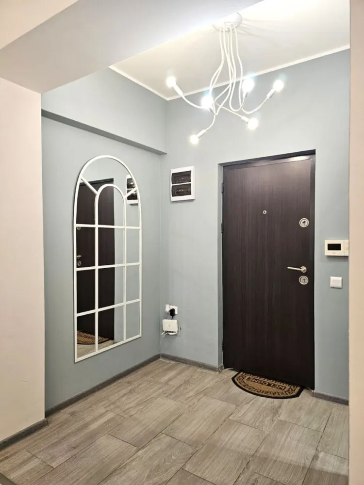 De vanzare apartament cu o camera etaj 8, Italian Residence, 69.000 euro - Mag Invest vă propune spre vânzare un apartament modern cu o cameră și dependințe, situat în prestigiosul complex Italian Residence, pe Bulevardul George Coșbuc, în imediata apropiere a Shopping City Galați.
Amplasat într-un imobil construit în anul 2010, apartamentul are o suprafață de 37 mp și este poziționat la etajul 8 din 12, beneficiind de orientare vestică, ceea ce îi oferă luminozitate și un ambient plăcut pe tot parcursul zilei.
Locuința este ideală atât pentru locuit, cât și pentru investiție, fiind complet mobilată și utilată, amenajată într-un stil modern și primitor, exact ca în fotografiile de prezentare. Apartamentul dispune și de balcon, un spațiu perfect pentru relaxare și momente de liniște.
Proprietatea beneficiază de:
- centrală termică proprie;
- aer condiționat;
- balcon;
- tâmplărie PVC cu geam termopan;
- ușă metalică la intrare;
- uși interioare MDF;
- finisaje de calitate: gresie, faianță și parchet;
- mobilier și electrocasnice moderne.
Complexul Italian Residence oferă un standard ridicat de confort și siguranță, fiind dotat cu:
- două ascensoare moderne;
- videointerfon;
- sistem de supraveghere video;
- acces securizat.
Poziționarea excelentă, în zona Shopping City, asigură acces rapid către centre comerciale, mijloace de transport, restaurante, spații verzi și toate facilitățile necesare unui stil de viață modern.
Apartamentul se vinde complet mobilat și utilat, fiind pregătit pentru mutare imediată sau pentru a fi valorificat ca investiție în vederea închirierii.
Preț de vânzare: 69.000 Euro, negociabil.
Pentru informații suplimentare și programarea unei vizionări:
Mag Invest
Telefon: 0746.252.252 Liliana Ene.