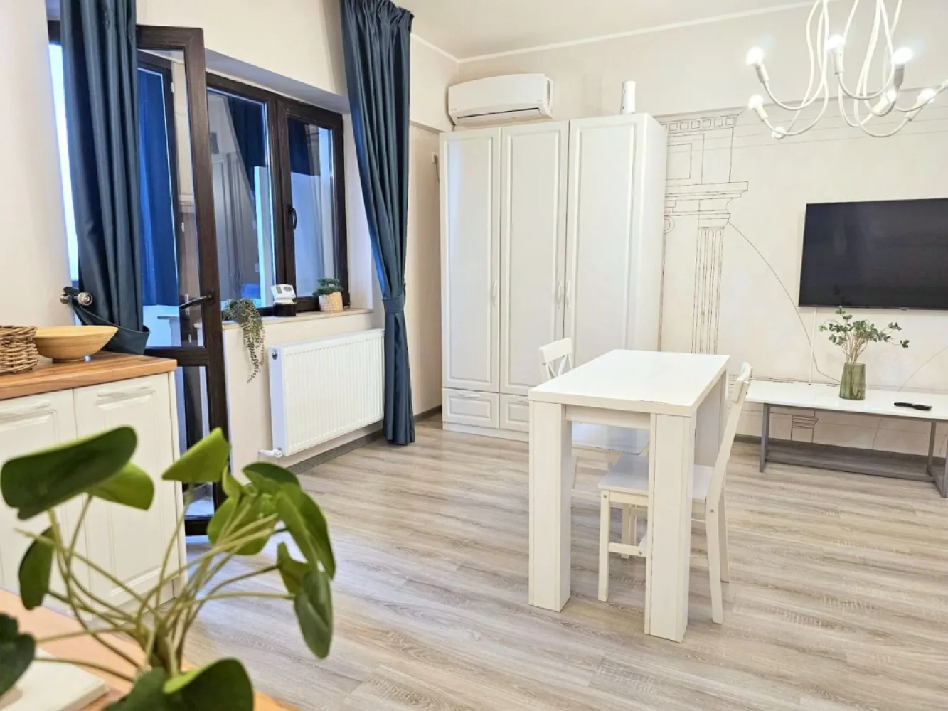 De vanzare apartament cu o camera etaj 8, Italian Residence, 69.000 euro - Mag Invest vă propune spre vânzare un apartament modern cu o cameră și dependințe, situat în prestigiosul complex Italian Residence, pe Bulevardul George Coșbuc, în imediata apropiere a Shopping City Galați.
Amplasat într-un imobil construit în anul 2010, apartamentul are o suprafață de 37 mp și este poziționat la etajul 8 din 12, beneficiind de orientare vestică, ceea ce îi oferă luminozitate și un ambient plăcut pe tot parcursul zilei.
Locuința este ideală atât pentru locuit, cât și pentru investiție, fiind complet mobilată și utilată, amenajată într-un stil modern și primitor, exact ca în fotografiile de prezentare. Apartamentul dispune și de balcon, un spațiu perfect pentru relaxare și momente de liniște.
Proprietatea beneficiază de:
- centrală termică proprie;
- aer condiționat;
- balcon;
- tâmplărie PVC cu geam termopan;
- ușă metalică la intrare;
- uși interioare MDF;
- finisaje de calitate: gresie, faianță și parchet;
- mobilier și electrocasnice moderne.
Complexul Italian Residence oferă un standard ridicat de confort și siguranță, fiind dotat cu:
- două ascensoare moderne;
- videointerfon;
- sistem de supraveghere video;
- acces securizat.
Poziționarea excelentă, în zona Shopping City, asigură acces rapid către centre comerciale, mijloace de transport, restaurante, spații verzi și toate facilitățile necesare unui stil de viață modern.
Apartamentul se vinde complet mobilat și utilat, fiind pregătit pentru mutare imediată sau pentru a fi valorificat ca investiție în vederea închirierii.
Preț de vânzare: 69.000 Euro, negociabil.
Pentru informații suplimentare și programarea unei vizionări:
Mag Invest
Telefon: 0746.252.252 Liliana Ene.