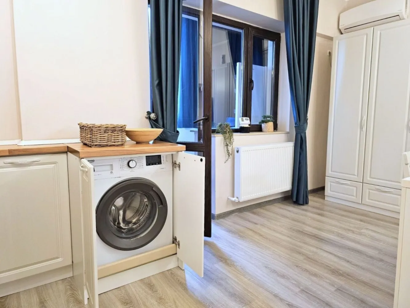 De vanzare apartament cu o camera etaj 8, Italian Residence, 69.000 euro - Mag Invest vă propune spre vânzare un apartament modern cu o cameră și dependințe, situat în prestigiosul complex Italian Residence, pe Bulevardul George Coșbuc, în imediata apropiere a Shopping City Galați.
Amplasat într-un imobil construit în anul 2010, apartamentul are o suprafață de 37 mp și este poziționat la etajul 8 din 12, beneficiind de orientare vestică, ceea ce îi oferă luminozitate și un ambient plăcut pe tot parcursul zilei.
Locuința este ideală atât pentru locuit, cât și pentru investiție, fiind complet mobilată și utilată, amenajată într-un stil modern și primitor, exact ca în fotografiile de prezentare. Apartamentul dispune și de balcon, un spațiu perfect pentru relaxare și momente de liniște.
Proprietatea beneficiază de:
- centrală termică proprie;
- aer condiționat;
- balcon;
- tâmplărie PVC cu geam termopan;
- ușă metalică la intrare;
- uși interioare MDF;
- finisaje de calitate: gresie, faianță și parchet;
- mobilier și electrocasnice moderne.
Complexul Italian Residence oferă un standard ridicat de confort și siguranță, fiind dotat cu:
- două ascensoare moderne;
- videointerfon;
- sistem de supraveghere video;
- acces securizat.
Poziționarea excelentă, în zona Shopping City, asigură acces rapid către centre comerciale, mijloace de transport, restaurante, spații verzi și toate facilitățile necesare unui stil de viață modern.
Apartamentul se vinde complet mobilat și utilat, fiind pregătit pentru mutare imediată sau pentru a fi valorificat ca investiție în vederea închirierii.
Preț de vânzare: 69.000 Euro, negociabil.
Pentru informații suplimentare și programarea unei vizionări:
Mag Invest
Telefon: 0746.252.252 Liliana Ene.