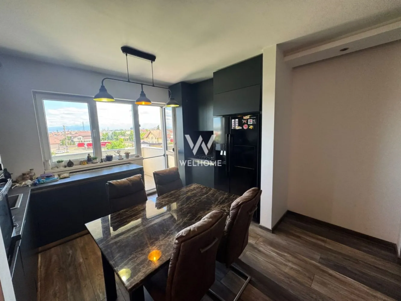 Apartament 3 camere, 60mp, Sibiu - Va oferim spre vanzare un apartament situat pe Calea Surii Mici, in Sibiu,(Ansamblul West Side Park Residence )
Locatie excelenta, cu acces facil la statii de autobuz, magazine, farmacii, centru Sibiu.

Suprafata Utila: 60mp + 2 balcoane 16mp 
Etaj 3/4, bloc cu lift

Compartimentare:
Hol, living, bucatarie cu iesire pe primul balcon (8mp), baie cu cada si geam de aerisire, doua dormitoare, ambele cu iesire pe cel de-al doilea balcon (8 mp), unul dintre dormitoare avand si baie proprie.
Se preda mobilat si utilat 

Pret: 135000 euro, se accepta plata cash sau credit bancar 
Vizionare si detalii: 0752.088.381 Roxana