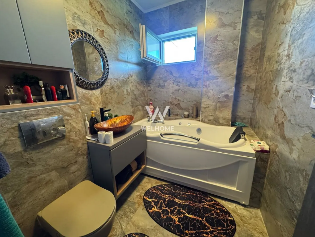 Apartament 3 camere, 60mp, Sibiu - Va oferim spre vanzare un apartament situat pe Calea Surii Mici, in Sibiu,(Ansamblul West Side Park Residence )
Locatie excelenta, cu acces facil la statii de autobuz, magazine, farmacii, centru Sibiu.

Suprafata Utila: 60mp + 2 balcoane 16mp 
Etaj 3/4, bloc cu lift

Compartimentare:
Hol, living, bucatarie cu iesire pe primul balcon (8mp), baie cu cada si geam de aerisire, doua dormitoare, ambele cu iesire pe cel de-al doilea balcon (8 mp), unul dintre dormitoare avand si baie proprie.
Se preda mobilat si utilat 

Pret: 135000 euro, se accepta plata cash sau credit bancar 
Vizionare si detalii: 0752.088.381 Roxana