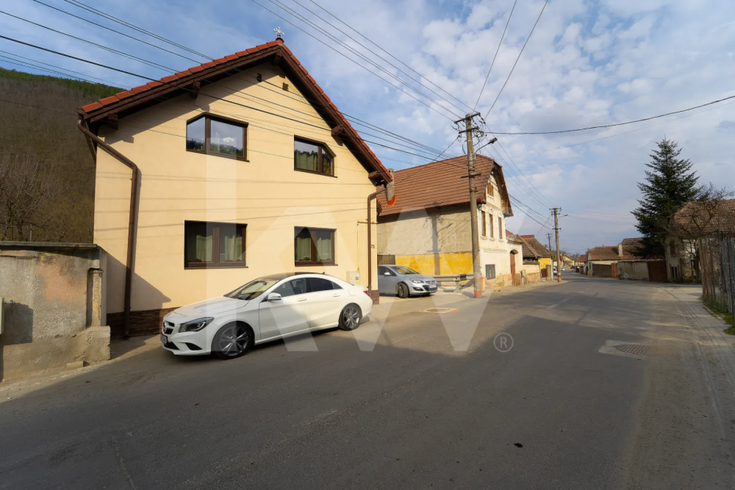 Casă cu farmec între munți - Refugiu ideal în Săliște - Refugiul tău între munți – liniște, spațiu și libertate, la doar câteva minute de Sibiu
Dacă îți dorești o locuință în care să respiri aer curat, să te bucuri de liniște și de spațiu generos, fără compromisuri în ceea ce privește confortul, această casă individuală din Săliște, în inima Mărginimii Sibiului, este alegerea ideală.
Situată într-o zonă liniștită, cu acces rapid către Sibiu, proprietatea oferă echilibrul perfect între natură și viața modernă.
Construită în 2012 și finalizată complet în 2020, casa este modernă, eficientă energetic și pregătită pentru mutare imediată, fără investiții suplimentare.

Detalii principale:
Suprafață utilă: 208 mp
Suprafață teren: 450 mp
Regim de înălțime: Parter + Etaj + Pivniță
Pod: 100 mp, ideal pentru depozitare
Compartimentare inteligentă:

Parter:
hol luminos
living generos de 33 mp
bucătărie închisă, complet mobilată, cu cămară și acces direct în curte
baie cu cadă și mobilier la comandă
terasă acoperită, perfectă pentru relaxare în orice sezon
Etaj:
dormitor matrimonial cu baie proprie, dressing walk-in (10 mp) și balcon
două dormitoare spațioase (unul utilizat ca birou)
baie secundară
spălătorie și spații de depozitare
posibilitate de reconfigurare în 4 dormitoare
Pivniță (30 mp):
spațioasă, aerisită, ideală pentru depozitare sau hobby
Curte și exterior:
Curtea de 450 mp este un adevărat colț de relaxare, cu gazon, pomi fructiferi pe rod, plante aromatice și două parcele de grădină fertilizate.
Un avantaj rar: acces direct la râu din spatele curții, perfect pentru momente de liniște în natură.
2 locuri de parcare în fața casei
garaj tip gang pentru 2 mașini
iluminat exterior și sistem de drenaj
toate utilitățile: apă, canalizare, gaz, curent, fibră optică
centrală proprie pe gaz + calorifere
izolație termică (10 cm) și ferestre termopan (5 camere)
finisaje moderne
instalație electrică refăcută complet în 2020

 Costuri reduse de întreținere și eficiență energetică excelentă

Proprietatea beneficiază de acces direct din strada principală și se află într-o zonă aerisită, cu vecinătăți liniștite.
În Săliște ai acces la facilități complete pentru viața de zi cu zi: școală, liceu, magazine și servicii esențiale, iar pentru opțiuni educaționale alternative, școala privată din Sibiel se află la aproximativ 10 minute cu mașina.
Zona oferă un stil de viață echilibrat, cu acces rapid către Sibiu, dar și către natură: Poiana Soarelui, Crinț, Cetatea Tilisca, Jina sau Transalpina sunt doar câteva dintre destinațiile ideale pentru relaxare și drumeții.

Aceasta nu este doar o casă, ci un stil de viață — mai mult spațiu, mai multă liniște și mai multă libertate.
 Dacă simți că această proprietate ți se potrivește, te invit să o descoperi personal. Contactează-mă pentru mai multe detalii sau pentru a programa o vizionare!