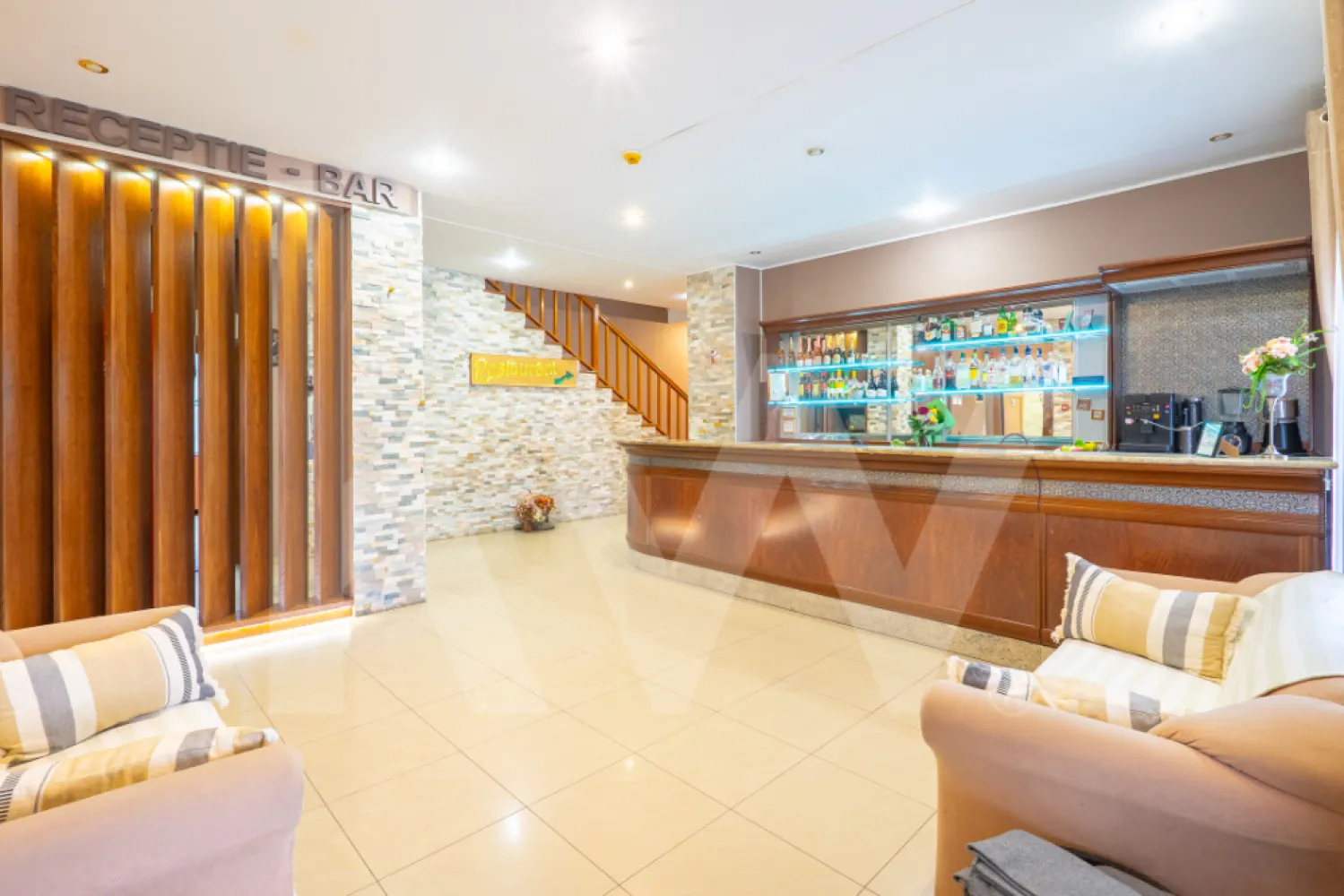 Afacere la cheie, pensiune-restaurant-terasa-14 unitati de cazare-Transfagarasan - Vă propunem spre vânzare o pensiune turistică cu restaurant, amplasată strategic într-una dintre cele mai căutate zone din România, pe drumul național ce leagă Sibiu de Brașov la intersecția cu drumul Transfăgărășăn, la poalele Munților Făgăraș.

Această locație se bucură de acces rapid către unele dintre cele mai importante atracții turistice din regiune, printre care:
- Transfăgărășan și Bâlea Cascadă, una dintre cele mai spectaculoase rute montane din Europa.
- Satele săsești autentice din zonă, cu o bogată moștenire culturală.
- Cârța și impunătoarea sa biserică cisterciană.
- Porumbacu de Jos, cu atracții precum Castelul de Lut Valea Zânelor și Povestea Calendarului.
- Valea Avrigului și Poiana Neamțului, zone ideale pentru drumeții, relaxare și activități în natură.
- Legătura directă cu viitoarea Autostrada Sibiu–Brașov, ceea ce conferă un avantaj major pentru dezvoltare și vizibilitate turistică.

Proprietatea a fost edificată în anul 2010, pe un teren bine pozitionat de 1.690 mp, și se desfășoară pe demisol, parter, etaj și mansardă, având o amprentă la sol de 300 mp.

Este complet funcțională și beneficiază de bar-restaurant, terasă exterioară, 13 camere de cazare, un apartament generos și parcare proprie amenajată.

Demisol:
- Spațiu tehnic (centrală pe lemne și peleți, puffer de 2000Litri si boiler 1000Litri pentru stocare apă caldă)
- Depozitare alimente, băuturi, unelte, lemne
- Spălătorie/Uscătorie
- Holuri de acces

Parter:
- Zonă de recepție și bar
- Birou administrativ
- Grupuri sanitare pentru clienți
- Bucătărie profesională complet utilată (vestiare, grup sanitar, oficiu, hol acces terasă grătar exterior)
- Restaurant interior cu o capacitate de 80-100 persoane si cu acces către terasa exterioară acoperită 

Etaj:
- 10 camere individuale, fiecare cu baie proprie și balcon
- Hol principal cu acces spre mansardă

Mansardă:
- 3 camere individuale, fiecare cu baie proprie și balcon
- 1 apartament privat de 85 mp utili: living cu bucătărie open space, baie, dressing, 2 dormitoare cu acces pe balcon

Date tehnice și funcționale:
Teren total: 1.690 mp
Amprentă la sol: 300 mp
Alei carosabile și pietonale: 525 mp
Parcări amenajate: 195 mp
Spații verzi: 555 mp
Capacitate restaurant interior: 80-100 persoane, ideal pentru evenimente private (nunți, botezuri, aniversări)
Terasă exterioară acoperită: 80 persoane în sezonul cald

Pensiunea este complet autorizată și deține toate reglementările, normativele și avizele necesare funcționării.

Potențial și avantaj competitiv:
Locație excelentă într-o zonă turistică în plină expansiune.
Punct de oprire consacrat pentru turiști fideli și grupuri organizate.
Posibilitate de dezvoltare suplimentară prin integrarea cu traseele turistice și evenimente tematice.
Infrastructură completă și funcțională , se poate continua activitatea fără investiții majore inițiale.
Acces facil la drum național, cu legătură directă spre autostradă (in construcție) 

O proprietate în reprezentare exclusivă, fara taxe de comisionare pentru clientii cumparatori.

Nu ratați această oportunitate unică de investiție într-o pensiune cu reputație consolidată și potențial turistic ridicat!
Contactați-ne acum pentru detalii complete și programarea unei vizionări.