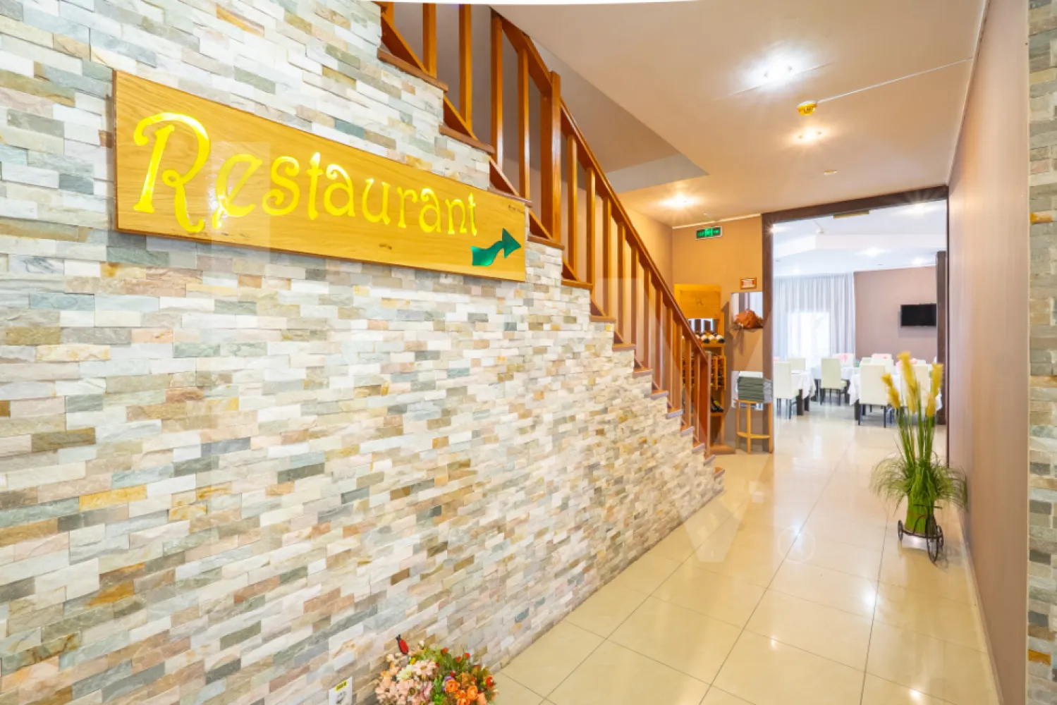 Afacere la cheie, pensiune-restaurant-terasa-14 unitati de cazare-Transfagarasan - Vă propunem spre vânzare o pensiune turistică cu restaurant, amplasată strategic într-una dintre cele mai căutate zone din România, pe drumul național ce leagă Sibiu de Brașov la intersecția cu drumul Transfăgărășăn, la poalele Munților Făgăraș.

Această locație se bucură de acces rapid către unele dintre cele mai importante atracții turistice din regiune, printre care:
- Transfăgărășan și Bâlea Cascadă, una dintre cele mai spectaculoase rute montane din Europa.
- Satele săsești autentice din zonă, cu o bogată moștenire culturală.
- Cârța și impunătoarea sa biserică cisterciană.
- Porumbacu de Jos, cu atracții precum Castelul de Lut Valea Zânelor și Povestea Calendarului.
- Valea Avrigului și Poiana Neamțului, zone ideale pentru drumeții, relaxare și activități în natură.
- Legătura directă cu viitoarea Autostrada Sibiu–Brașov, ceea ce conferă un avantaj major pentru dezvoltare și vizibilitate turistică.

Proprietatea a fost edificată în anul 2010, pe un teren bine pozitionat de 1.690 mp, și se desfășoară pe demisol, parter, etaj și mansardă, având o amprentă la sol de 300 mp.

Este complet funcțională și beneficiază de bar-restaurant, terasă exterioară, 13 camere de cazare, un apartament generos și parcare proprie amenajată.

Demisol:
- Spațiu tehnic (centrală pe lemne și peleți, puffer de 2000Litri si boiler 1000Litri pentru stocare apă caldă)
- Depozitare alimente, băuturi, unelte, lemne
- Spălătorie/Uscătorie
- Holuri de acces

Parter:
- Zonă de recepție și bar
- Birou administrativ
- Grupuri sanitare pentru clienți
- Bucătărie profesională complet utilată (vestiare, grup sanitar, oficiu, hol acces terasă grătar exterior)
- Restaurant interior cu o capacitate de 80-100 persoane si cu acces către terasa exterioară acoperită 

Etaj:
- 10 camere individuale, fiecare cu baie proprie și balcon
- Hol principal cu acces spre mansardă

Mansardă:
- 3 camere individuale, fiecare cu baie proprie și balcon
- 1 apartament privat de 85 mp utili: living cu bucătărie open space, baie, dressing, 2 dormitoare cu acces pe balcon

Date tehnice și funcționale:
Teren total: 1.690 mp
Amprentă la sol: 300 mp
Alei carosabile și pietonale: 525 mp
Parcări amenajate: 195 mp
Spații verzi: 555 mp
Capacitate restaurant interior: 80-100 persoane, ideal pentru evenimente private (nunți, botezuri, aniversări)
Terasă exterioară acoperită: 80 persoane în sezonul cald

Pensiunea este complet autorizată și deține toate reglementările, normativele și avizele necesare funcționării.

Potențial și avantaj competitiv:
Locație excelentă într-o zonă turistică în plină expansiune.
Punct de oprire consacrat pentru turiști fideli și grupuri organizate.
Posibilitate de dezvoltare suplimentară prin integrarea cu traseele turistice și evenimente tematice.
Infrastructură completă și funcțională , se poate continua activitatea fără investiții majore inițiale.
Acces facil la drum național, cu legătură directă spre autostradă (in construcție) 

O proprietate în reprezentare exclusivă, fara taxe de comisionare pentru clientii cumparatori.

Nu ratați această oportunitate unică de investiție într-o pensiune cu reputație consolidată și potențial turistic ridicat!
Contactați-ne acum pentru detalii complete și programarea unei vizionări.