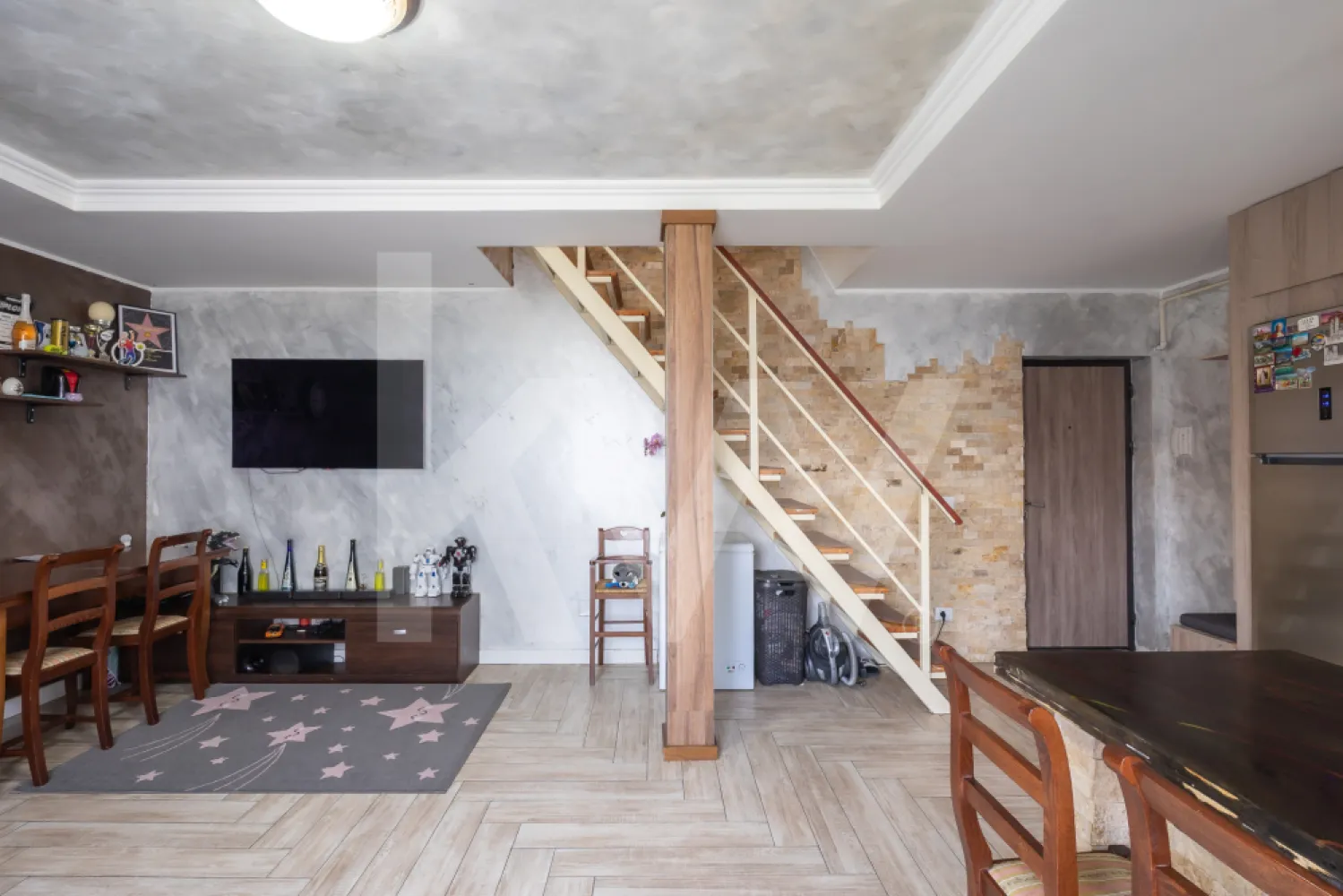 Apartament cu 3 camere, pod amenajat și 2 locuri de parcare - Se vinde apartament spațios situat la etajul 1 al unui imobil modern, completat de un pod amenajat care dublează utilitatea spațiului. Proprietatea are o suprafață utilă de 77 mp, este foarte bine iluminată natural și se predă cu două locuri de parcare supraterane incluse în preț.

Cum este compartimentat:

Etajul 1: Zonele sunt clar delimitate. Avem un living generos de tip open space, unit cu bucătăria, de unde se iese direct pe balconul exterior. Tot la acest nivel se află un hol de distribuție, cele două dormitoare și o baie mare, utilată complet atât cu cadă, cât și cu cabină de duș separată.

Podul amenajat: Accesul se face pe o scară interioară stabilă. Spațiul de la etaj este complet finisat, izolat și decorat elegant cu grinzi din lemn la vedere. Datorită ferestrelor Velux, zona este foarte luminoasă și poate fi folosită imediat ca al treilea dormitor, birou generos, zonă de joacă sau spațiu de relaxare.

Detalii tehnice și avantaje:

Suprafață utilă: 77 mp

Etaj: 1 + pod amenajat

Parcare: 2 locuri supraterane private

Confort sporit datorită structurii pe două niveluri, oferind intimitate fiecărui membru al familiei.

Proprietatea este ideală pentru locuit sau pentru investiție pe termen lung, fiind situată într-o zonă accesibilă.
