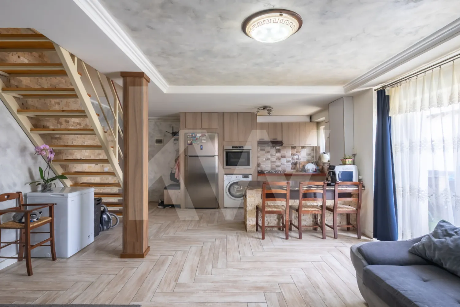 Apartament cu 3 camere, pod amenajat și 2 locuri de parcare - Se vinde apartament spațios situat la etajul 1 al unui imobil modern, completat de un pod amenajat care dublează utilitatea spațiului. Proprietatea are o suprafață utilă de 77 mp, este foarte bine iluminată natural și se predă cu două locuri de parcare supraterane incluse în preț.

Cum este compartimentat:

Etajul 1: Zonele sunt clar delimitate. Avem un living generos de tip open space, unit cu bucătăria, de unde se iese direct pe balconul exterior. Tot la acest nivel se află un hol de distribuție, cele două dormitoare și o baie mare, utilată complet atât cu cadă, cât și cu cabină de duș separată.

Podul amenajat: Accesul se face pe o scară interioară stabilă. Spațiul de la etaj este complet finisat, izolat și decorat elegant cu grinzi din lemn la vedere. Datorită ferestrelor Velux, zona este foarte luminoasă și poate fi folosită imediat ca al treilea dormitor, birou generos, zonă de joacă sau spațiu de relaxare.

Detalii tehnice și avantaje:

Suprafață utilă: 77 mp

Etaj: 1 + pod amenajat

Parcare: 2 locuri supraterane private

Confort sporit datorită structurii pe două niveluri, oferind intimitate fiecărui membru al familiei.

Proprietatea este ideală pentru locuit sau pentru investiție pe termen lung, fiind situată într-o zonă accesibilă.